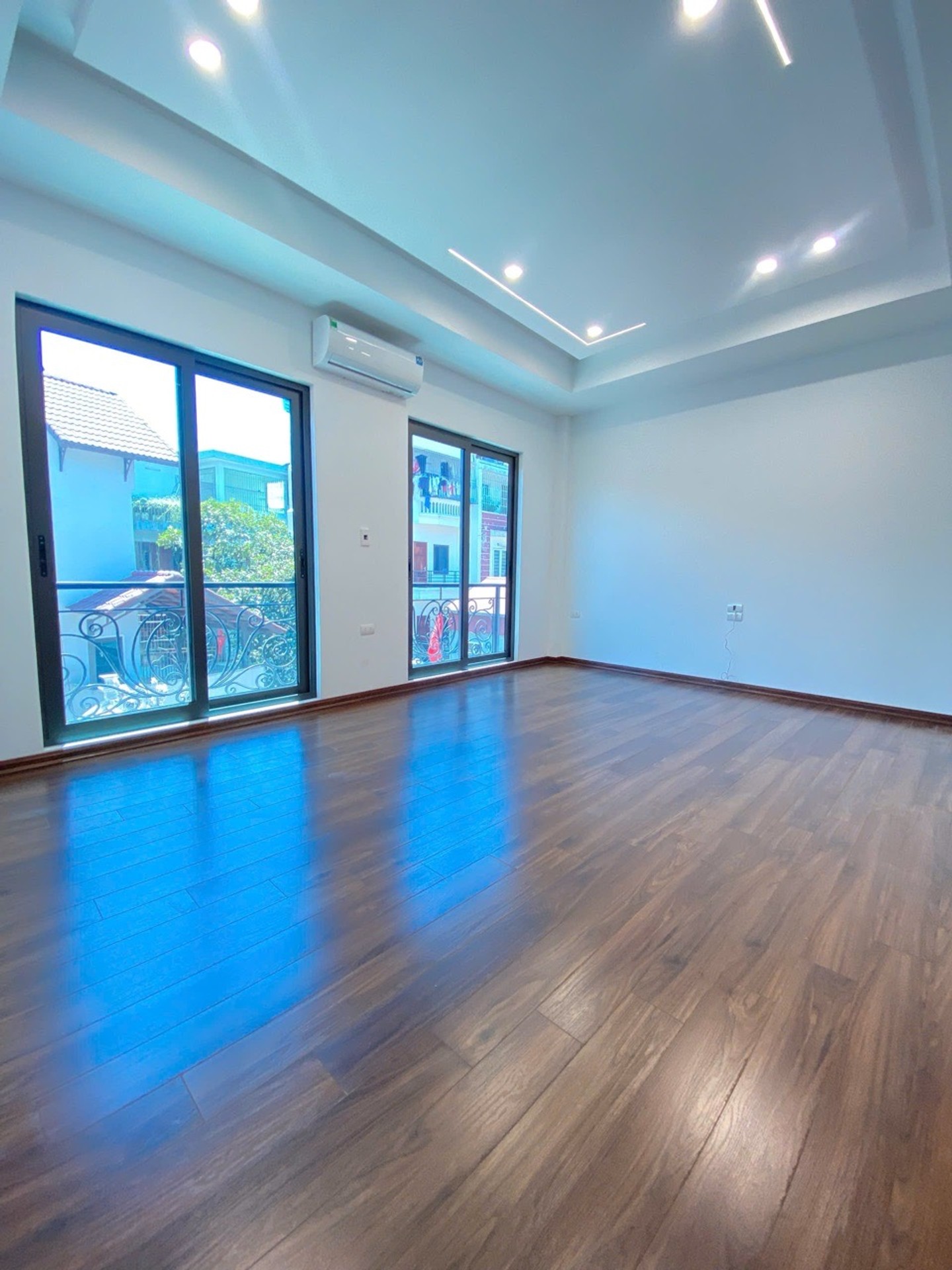 Cơ hội hiếm có sở hữu nhà 7 tầng thang máy gần Hồ Định Công, nhà mới xây còn thơm mùi sơn.