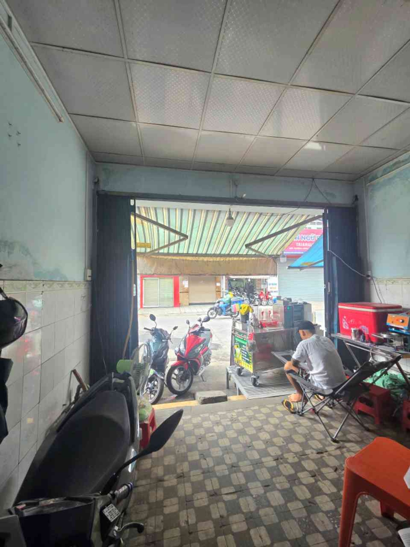 Nhà mặt phố đỉnh, kinh doanh tấp nập, có hẻm sau tiện lợi