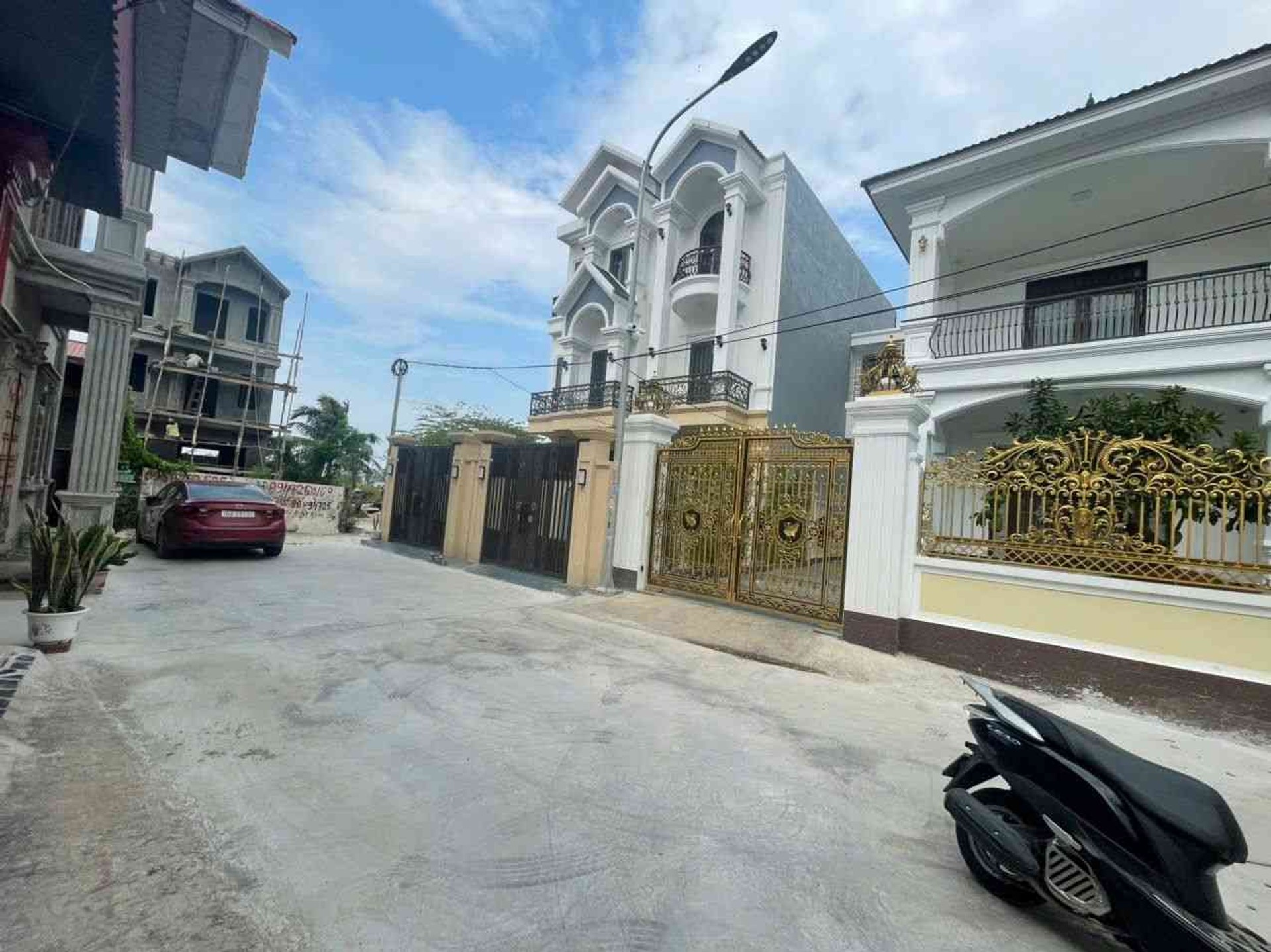 Nhà riêng 3 tầng thiết kế hiện đại tại Kiến An với sân cổng và không gian thoáng đãng