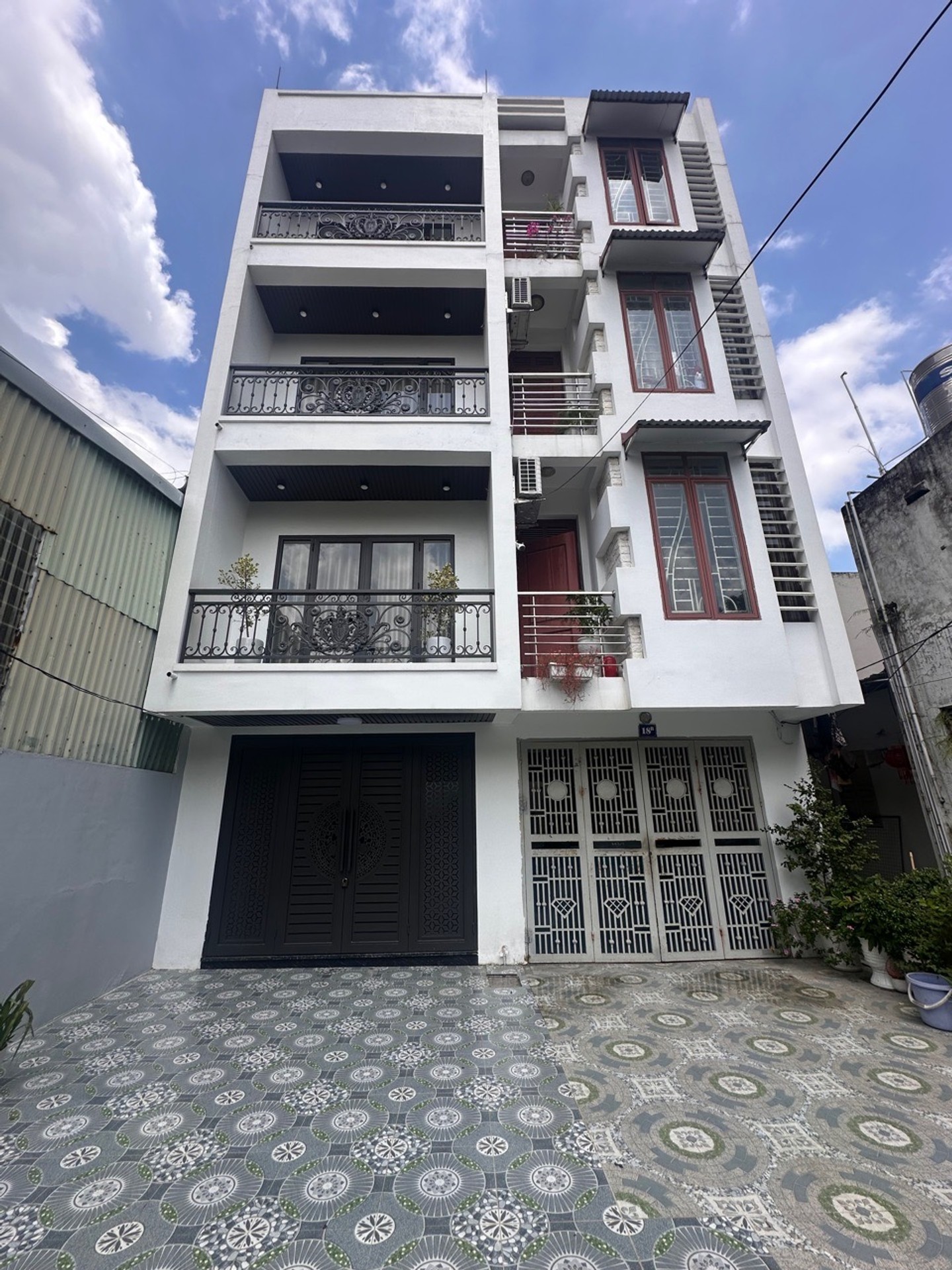 Nhà riêng 4 tầng thiết kế hiện đại có sân rộng ô tô đỗ tại khu vực dân cư kiều sơn