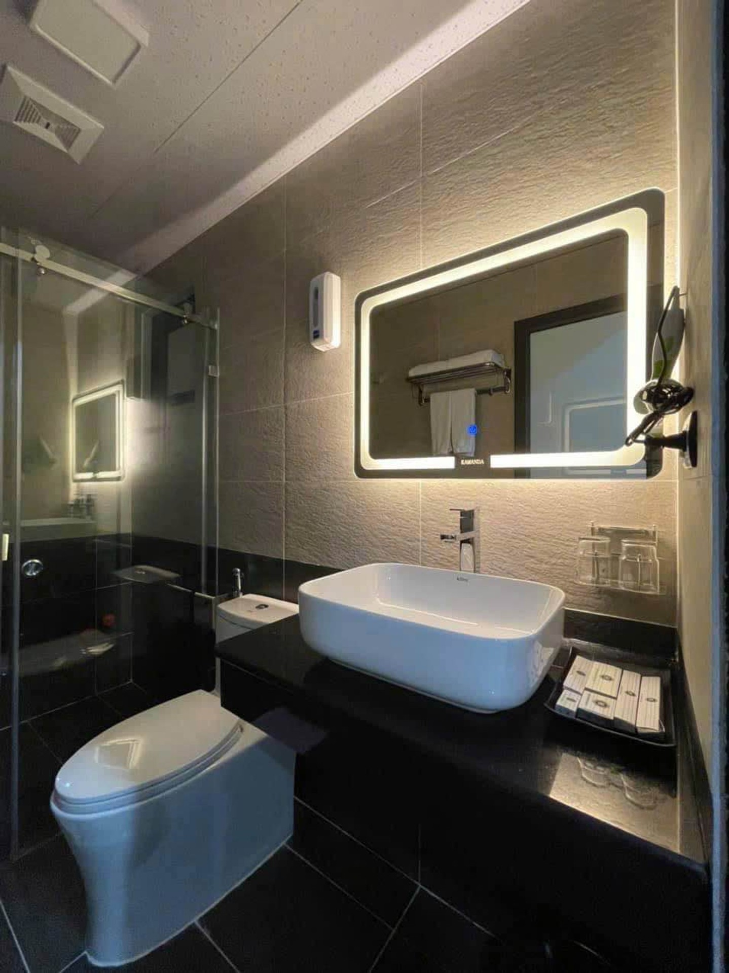 Bán khách sạn 9 tầng mặt phố Trần Khát Chân, Hai Bà Trưng,dt~ 200m2, mt>6m, giá tốt