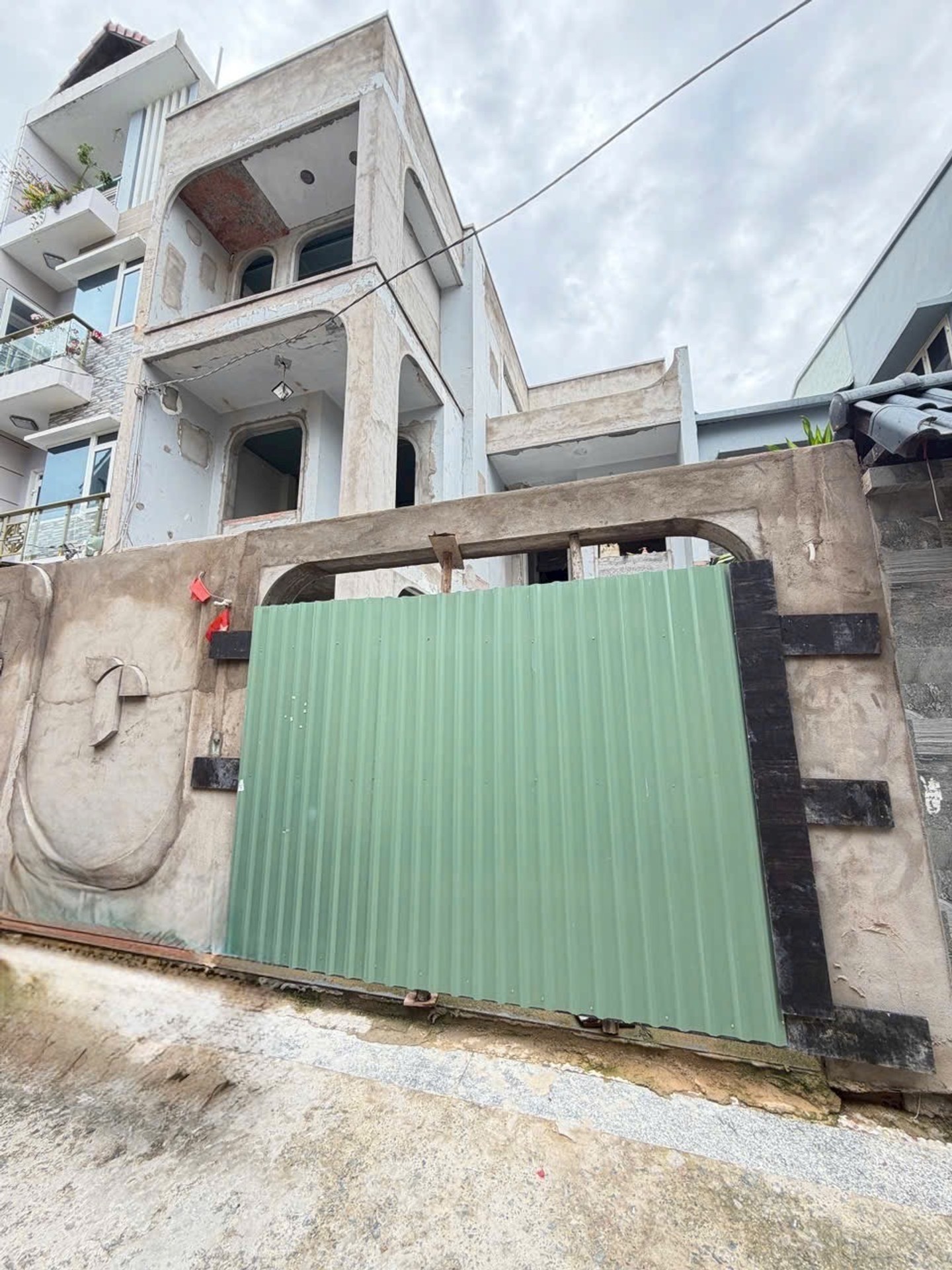 ĐẤT 8×16M – TẶNG NGUYÊN CĂN BIỆT THỰ 3 LẦU – HXH
📐 128m² | 8 × 16m
🏡 Hiện trạng biệt thự 3 lầu