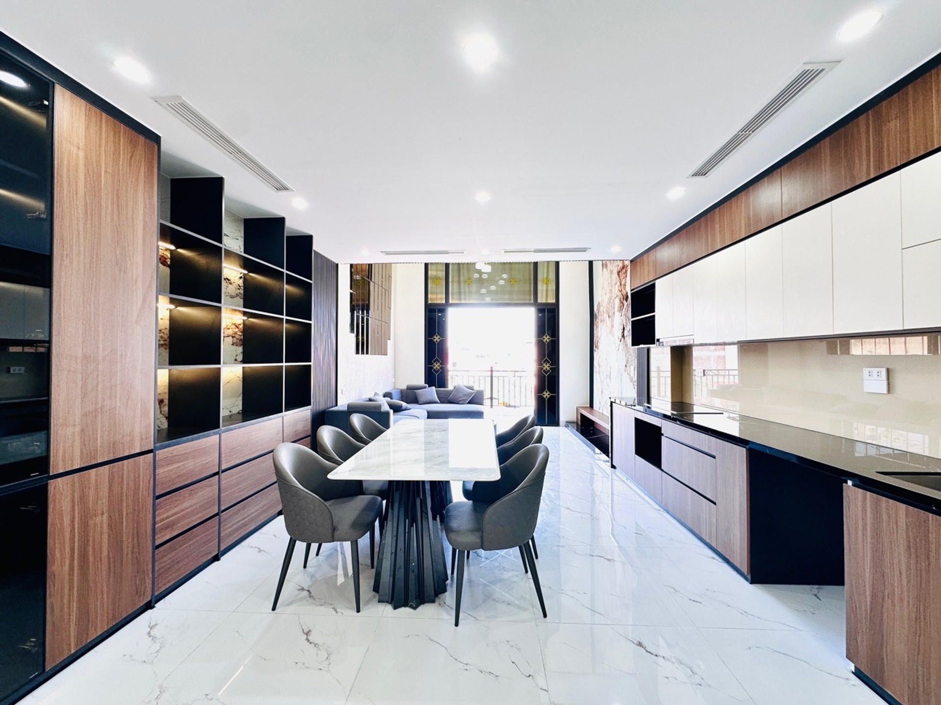 Nhà 6 tầng có thang máy, gara ô tô, gần khu Vinhome Riverside tại Nguyễn Lam