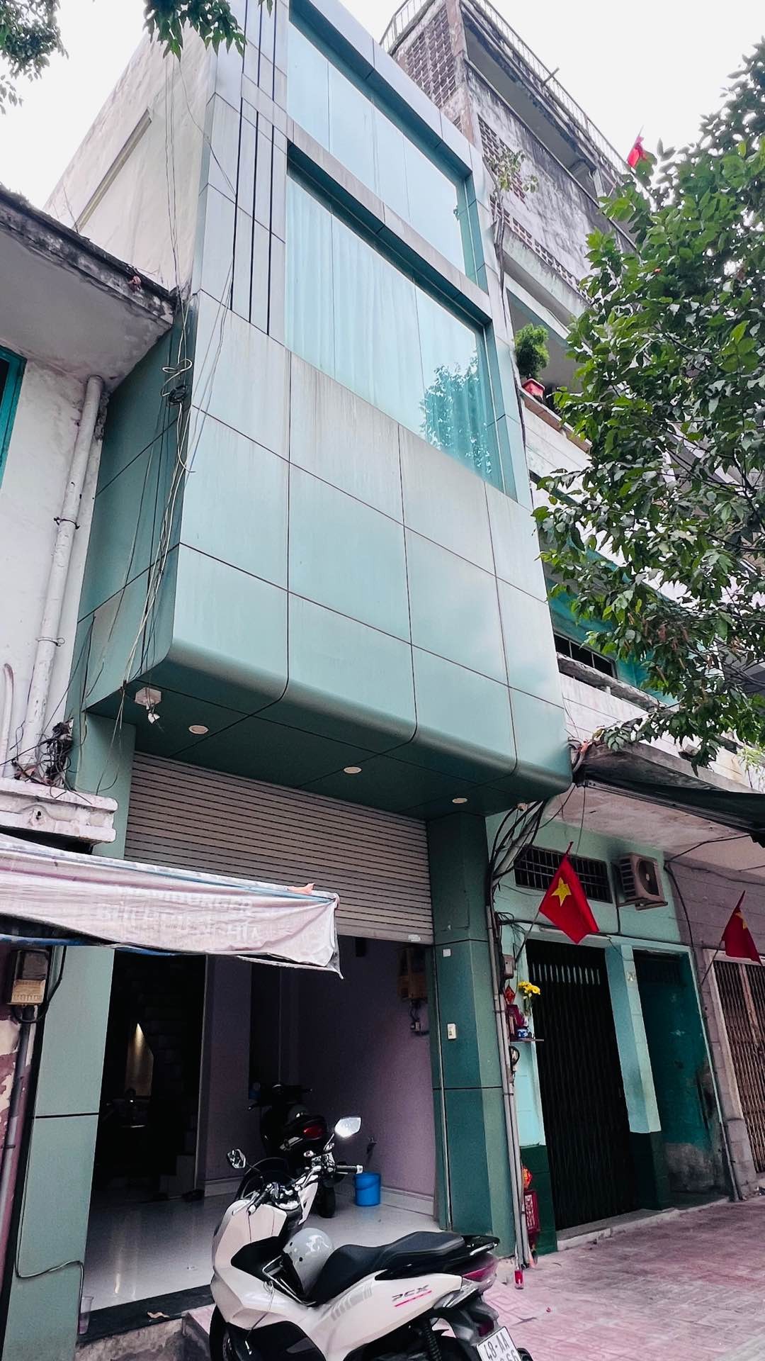 Nhà mặt phố sầm uất Quận 5, không gian rộng rãi, tiện nghi đầy đủ