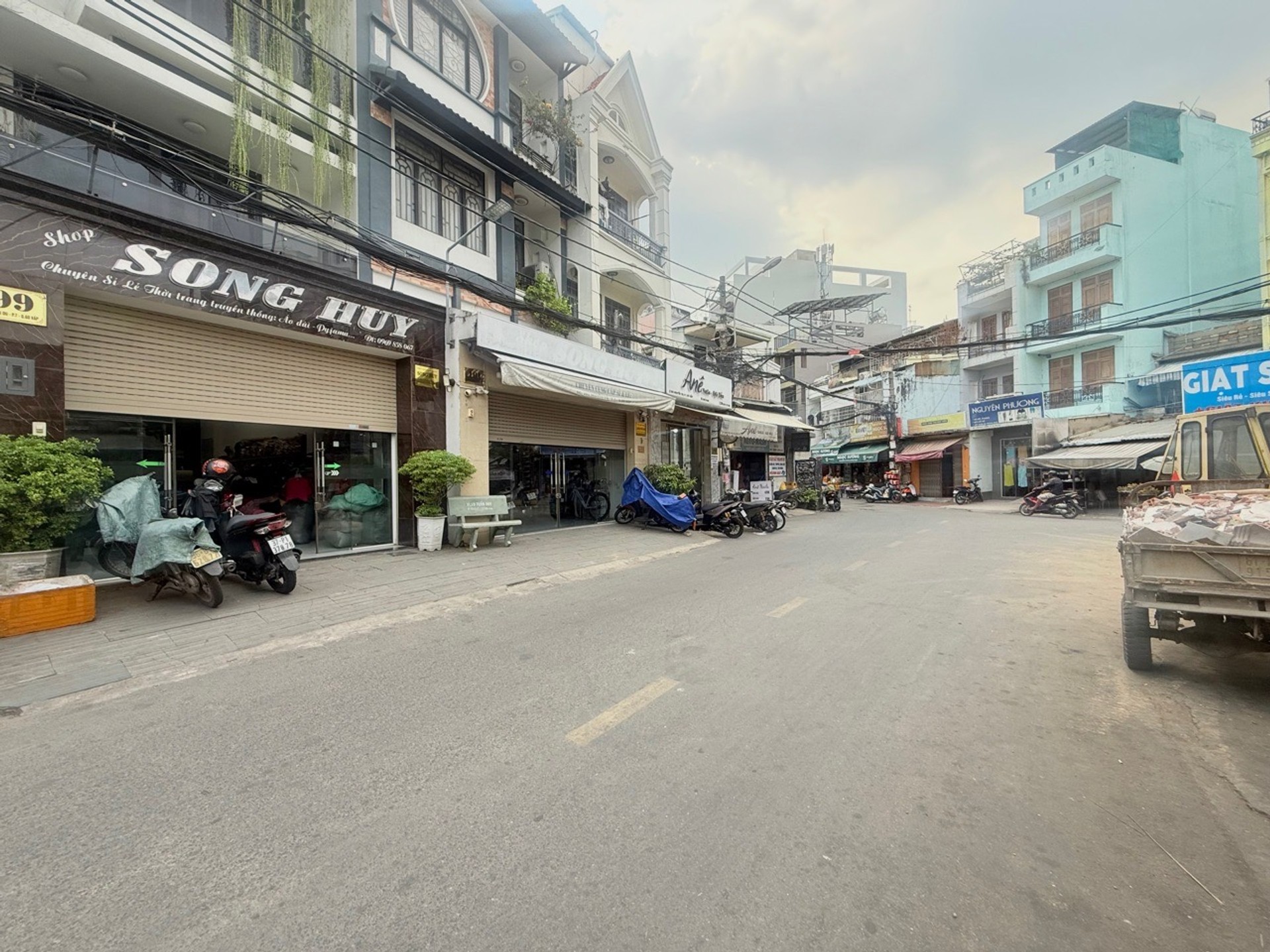MT NGUYỄN DU – GẦN 100M² – NGANG 4,6M – 4 TẦNG BTCT
📐 4,6 × 21m | Vuông đẹp
🏢 1 trệt + 2 lầu + ST