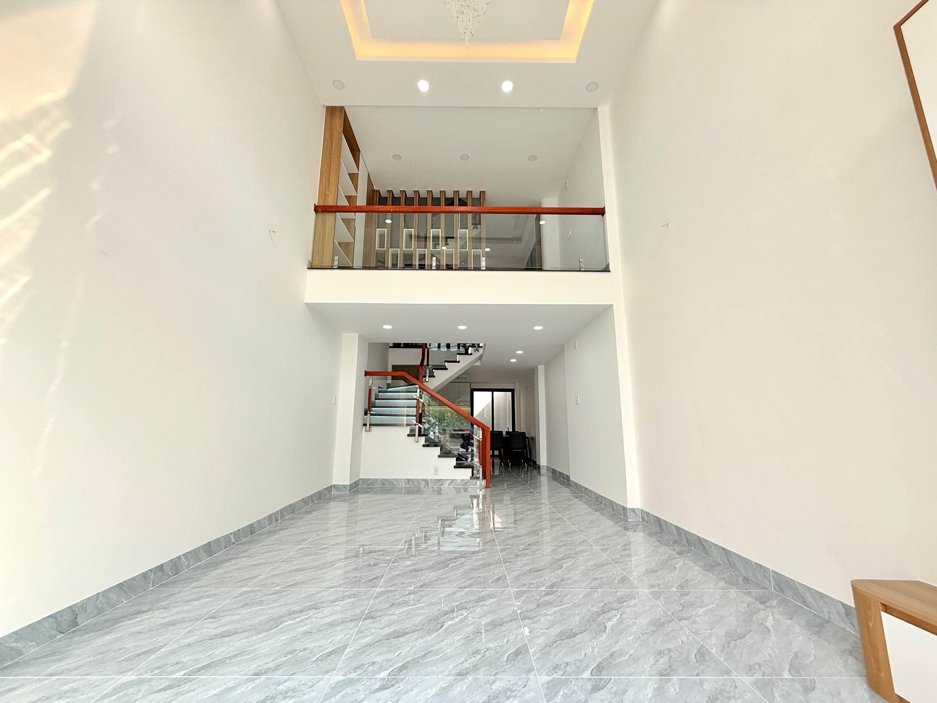 Bán nhà mặt phố Thạnh Lộc 31, 5 tầng, mặt tiền 4m, giá 7.95 tỷ