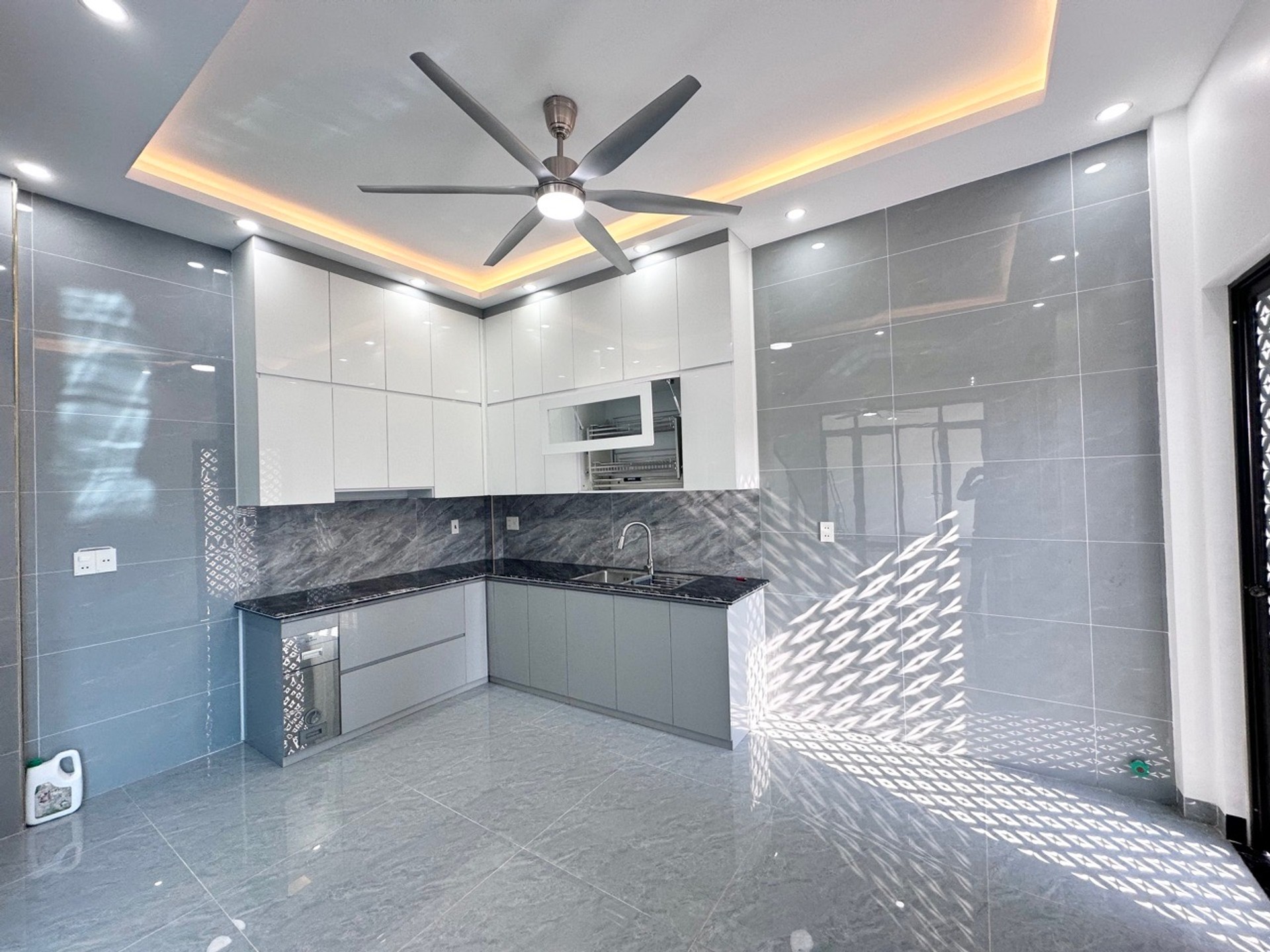 Bán nhà riêng Nam Sơn 3 tầng 55m2 ô tô đỗ cửa, pháp lý rõ ràng