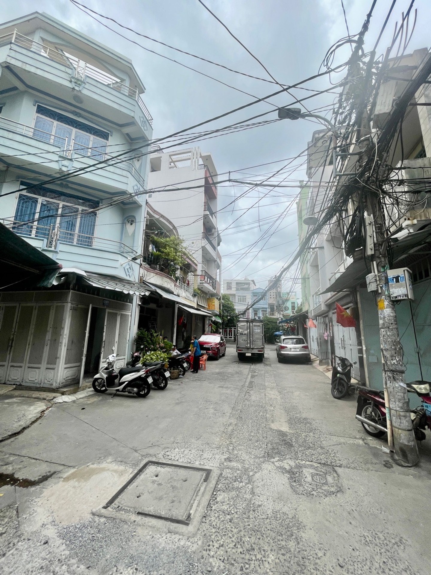 Nhà 4 tầng lô góc hẻm xe tải gần trung tâm Quận 11