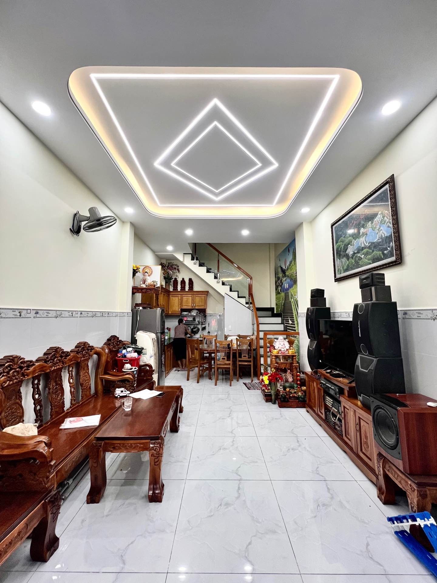 Nhà 4 tầng, hơn 4 tỷ, hxh né thông thoáng