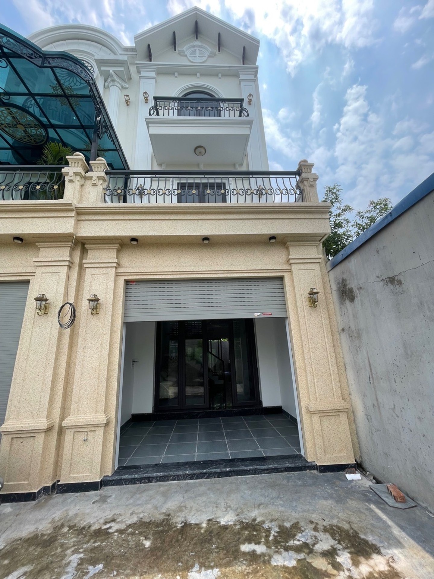 Nhà riêng hiện đại tại Quỳnh Hoàng, An Dương với thiết kế thông minh cho xe ô tô ra vào thuận tiện