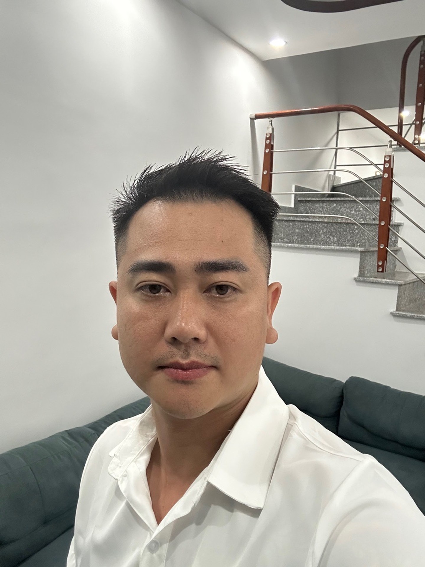 Nhà 3 tầng mới xây, thiết kế hiện đại tại khu vực đông dân cư trong thành phố
