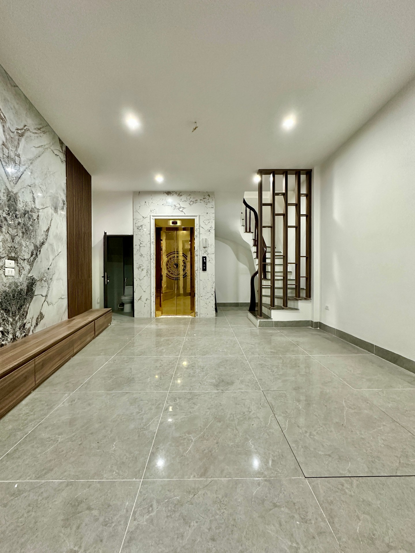 Bán nhà riêng 5 tầng, dt~50m, lô góc với thang máy tại Lò Đúc, giá nhỉnh 12tỷ