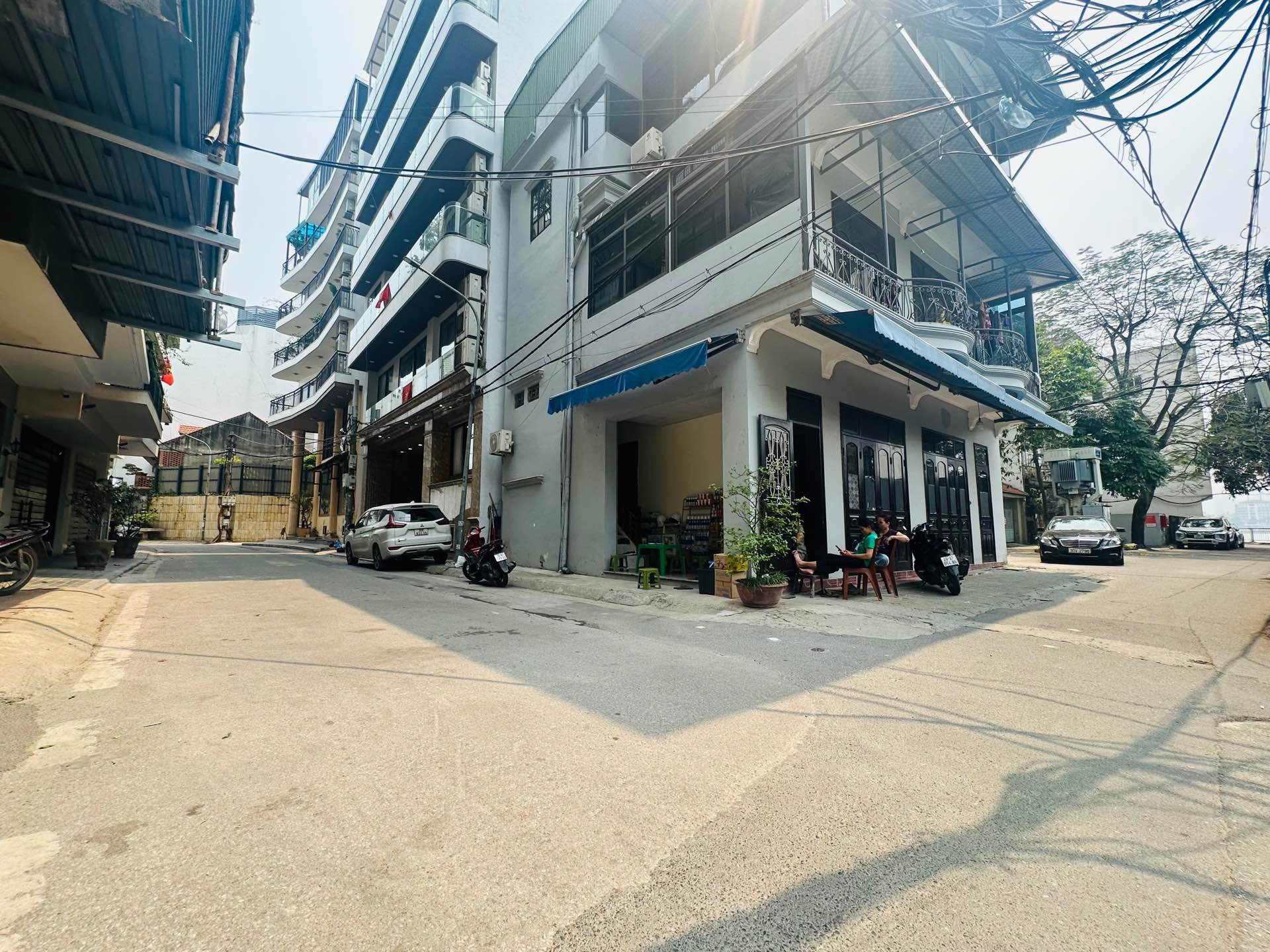 Biệt thự phố góc mặt tiền quyền lực tại Tây Hồ