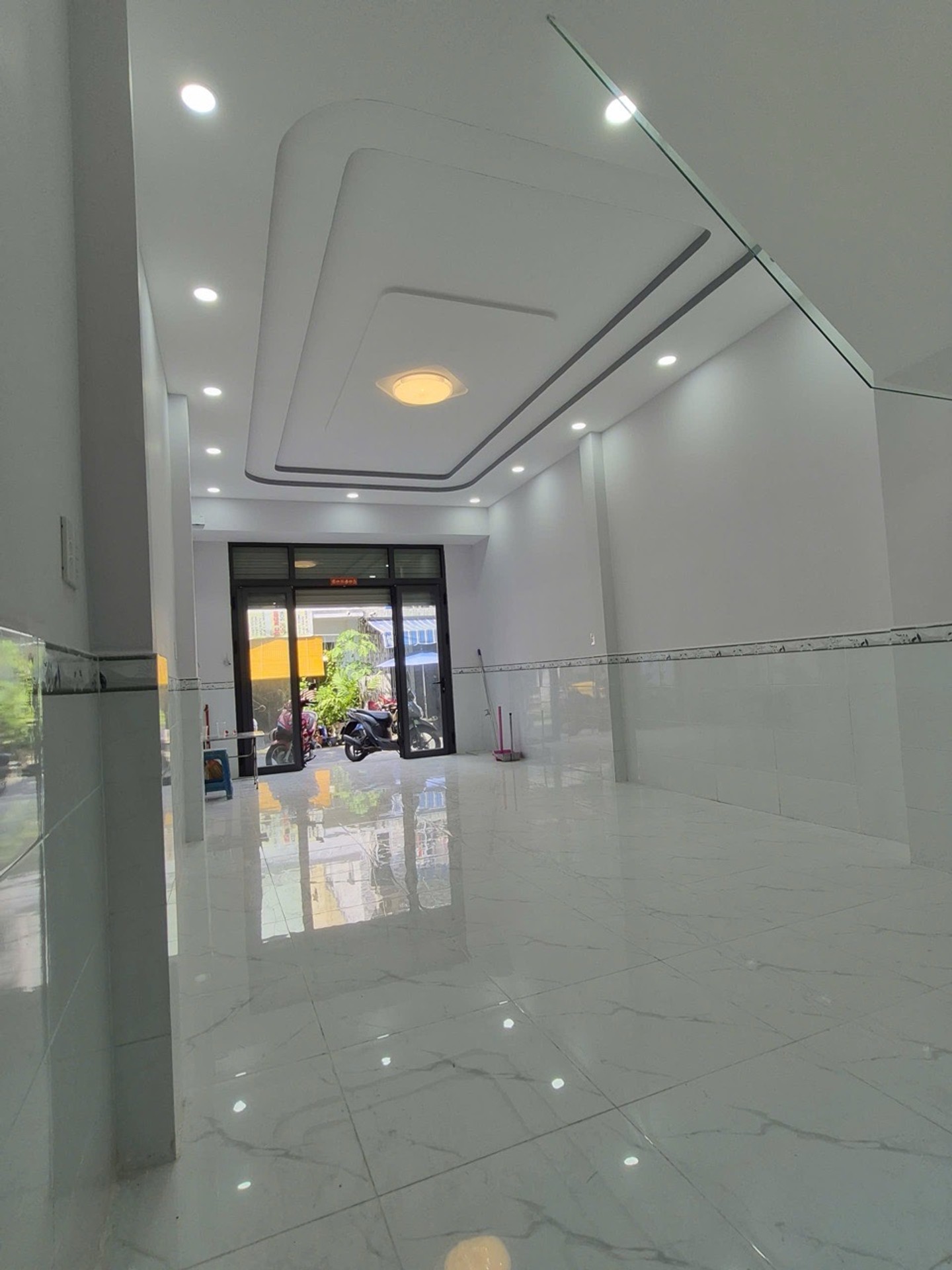 - Nhà 3 tầng BTCT có 3 PN 4WC, 1 sân thượng phía trước tầng 3 Mái BTCT.