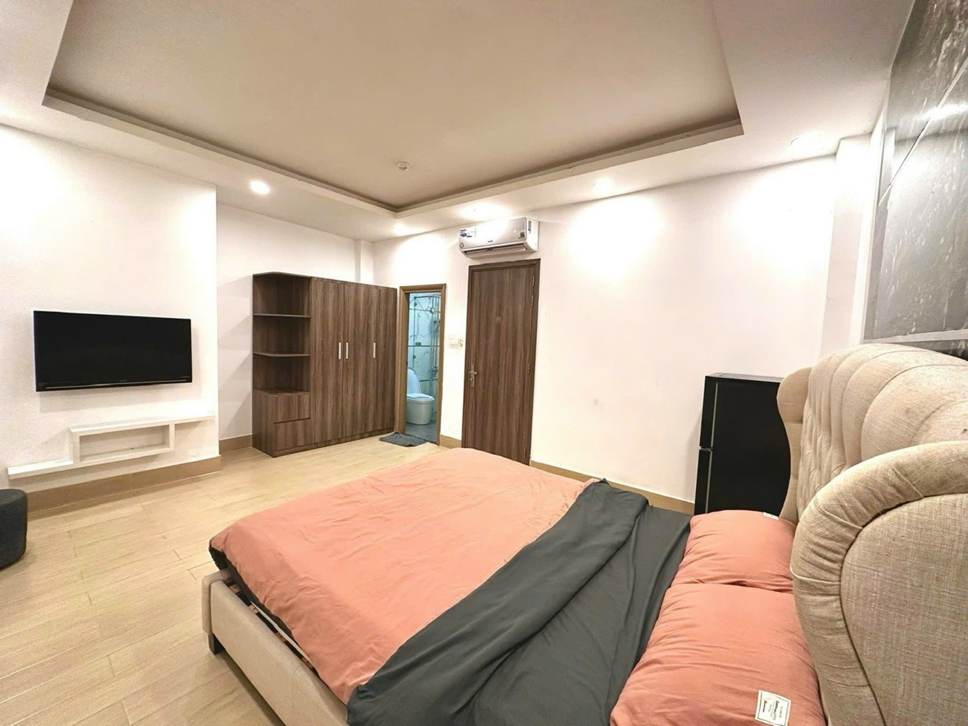 Nhà 5 tầng sang trọng, thu nhập cho thuê ổn định tại Quận 5