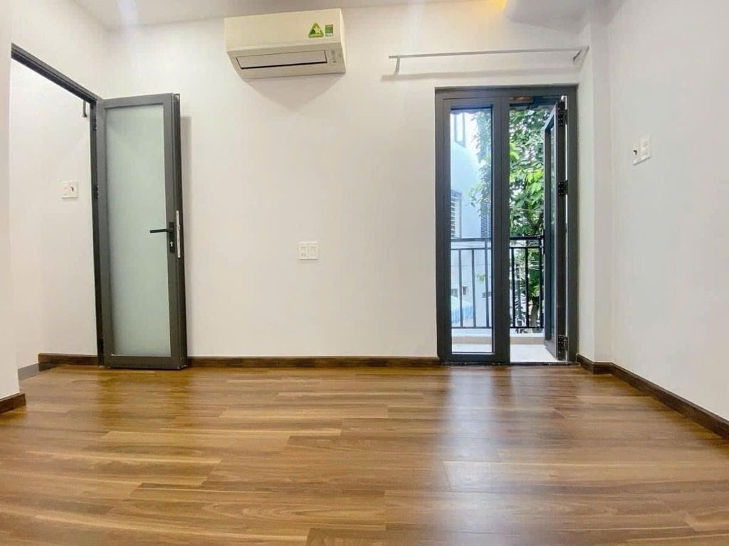 Bán nhà riêng 2 tầng diện tích 13m2 gần sân bay, pháp lý đầy đủ, giá 2.05 tỷ VNĐ