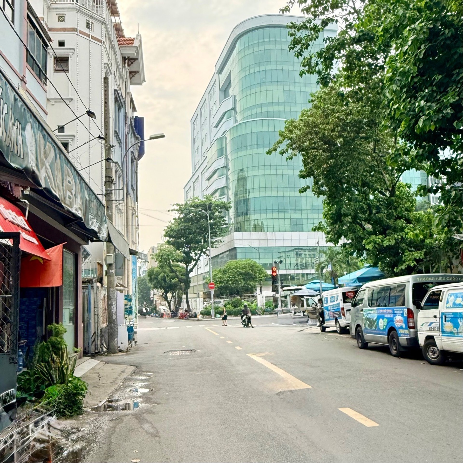 Nhà mặt phố 3 tầng gần sân bay Tân Sơn Nhất, mặt tiền 7m