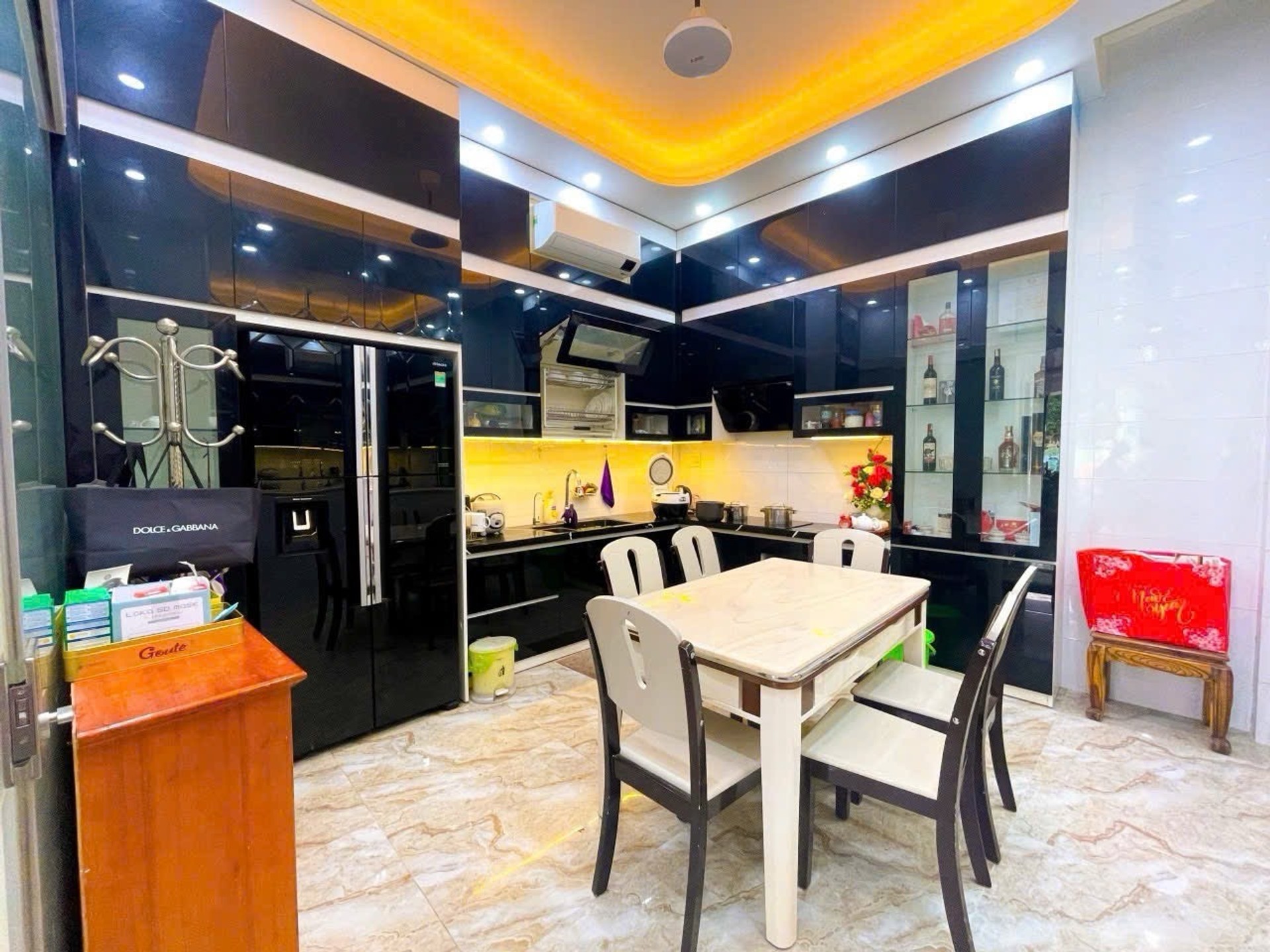 Nhà 4 tầng có thang máy ven đường trung tâm sầm uất tại phường Trung Lực
