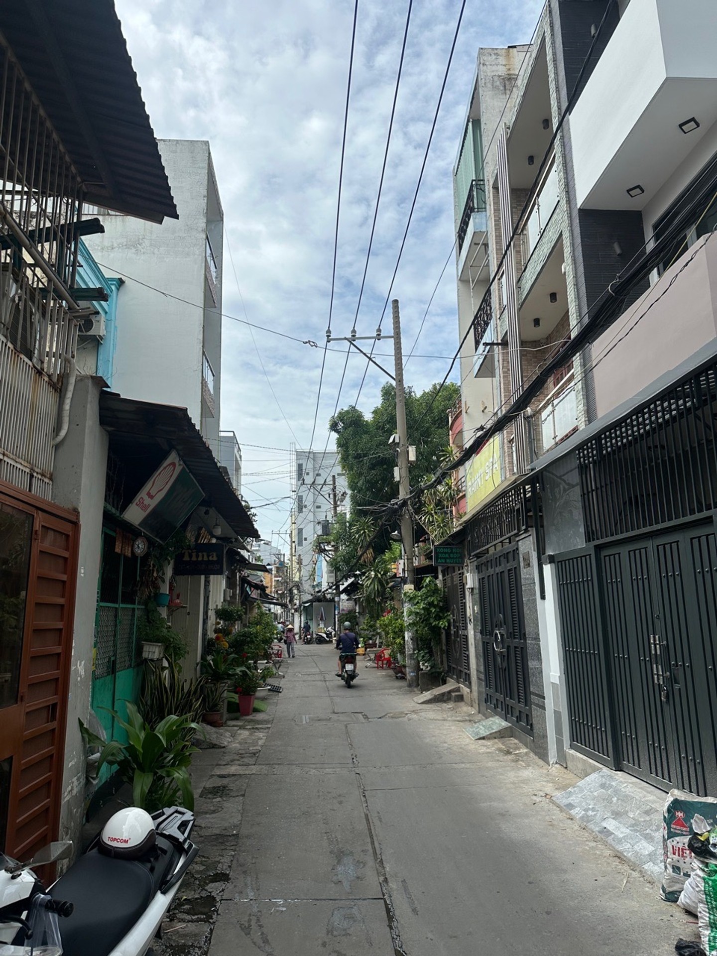 Bán nhà 2 tầng hẻm ô tô Tân Phú, gần quận trung tâm