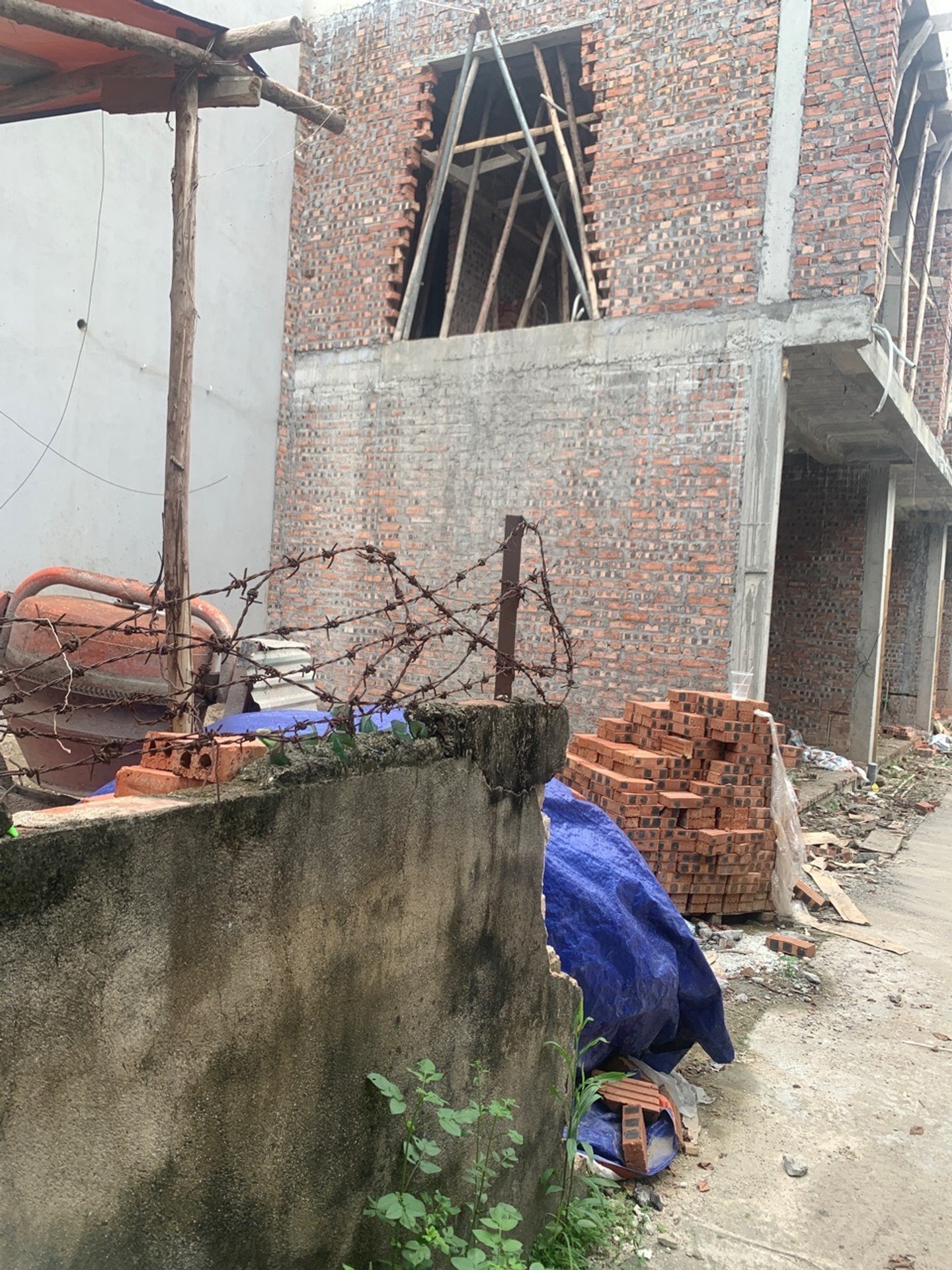 Bán nhà riêng 3 tầng tại phường An Dương, mặt tiền rộng, gần trục đường lớn