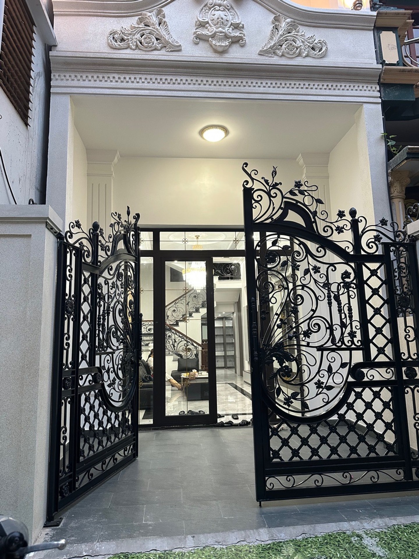 Nhà riêng 3 tầng vị trí trung tâm, ô tô tránh, nội thất đầy đủ, khu dân cư vip