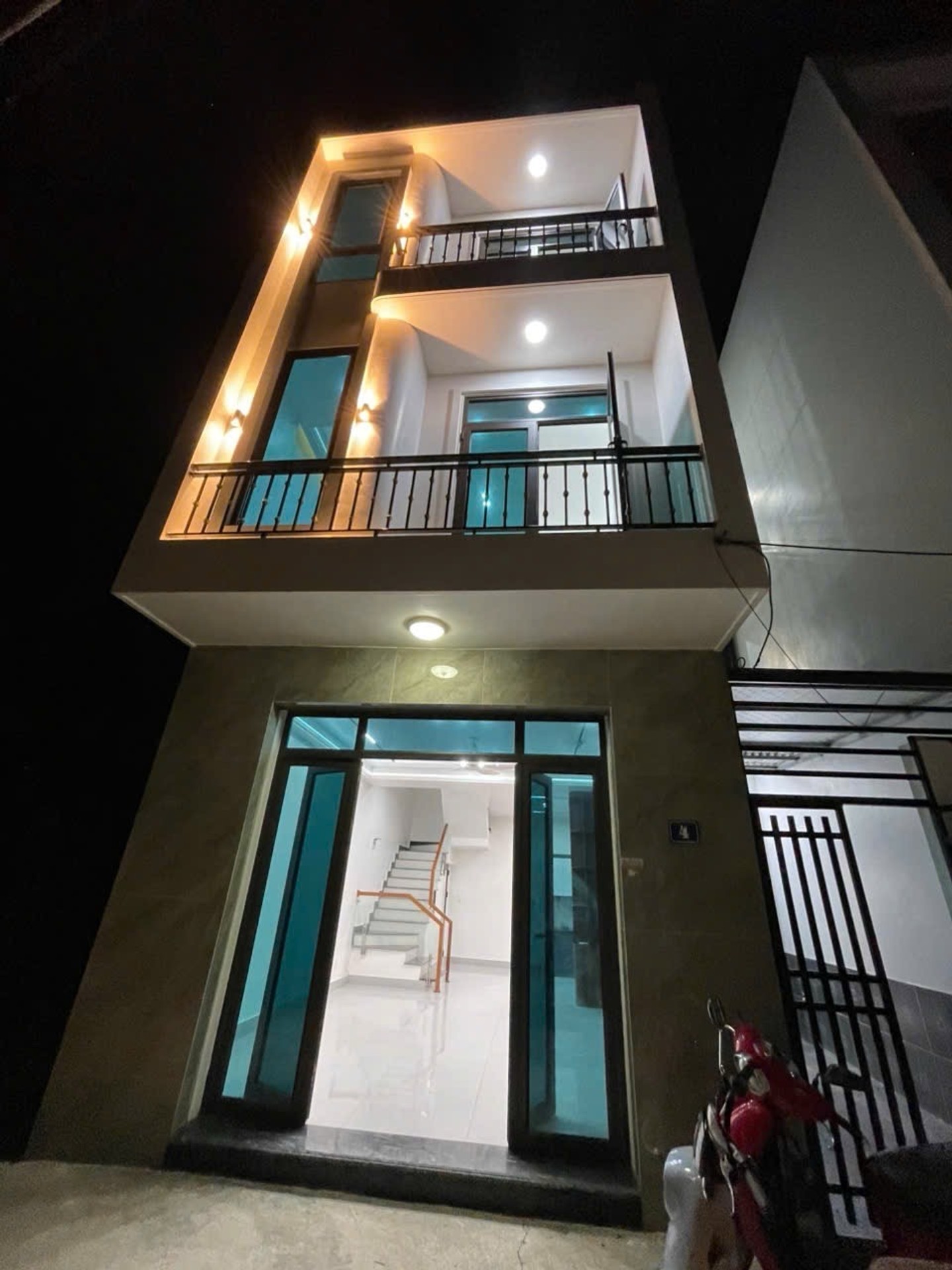 Nhà 3 tầng tại khu vực Tiên Sa với thiết kế hiện đại, không gian thoáng đãng