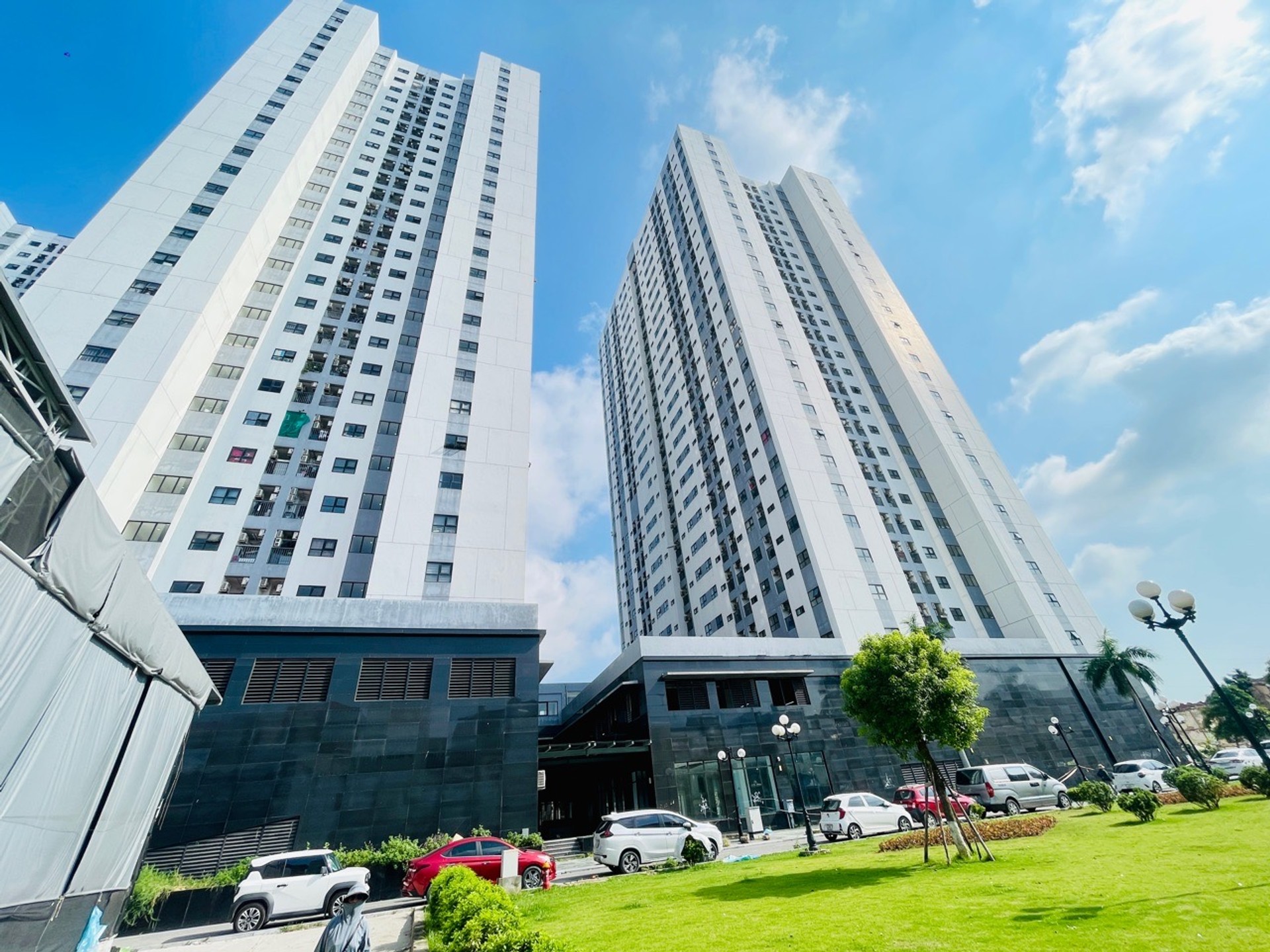 Nhà 4 tầng mặt tiền rộng tại khu vực đông dân cư, view công viên xanh mát