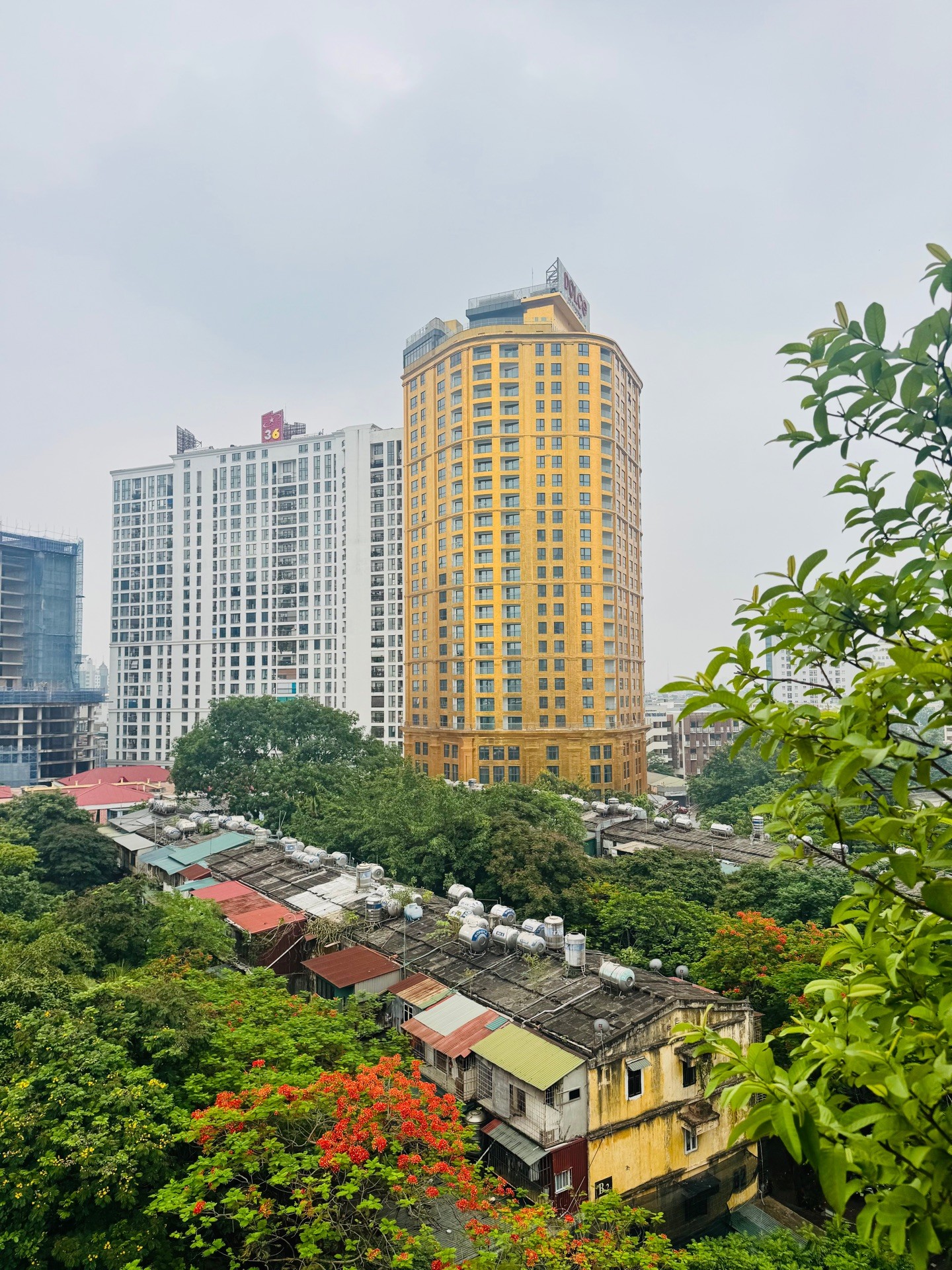 Căn hộ 4 phòng ngủ view Hồ Giảng Võ, giá 12.4 tỷ