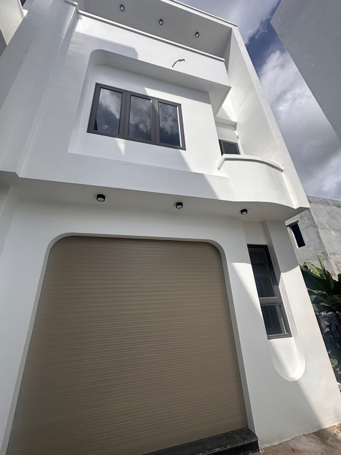 Nhà 3 tầng tiện nghi tại trung tâm phường Dương Kinh với ô tô đỗ cửa