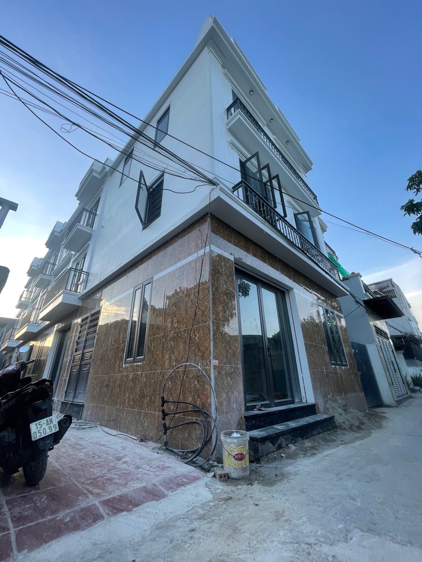 Nhà góc mặt tiền rộng gần Đại học FPT, cơ hội hiếm tại Hưng Đạo