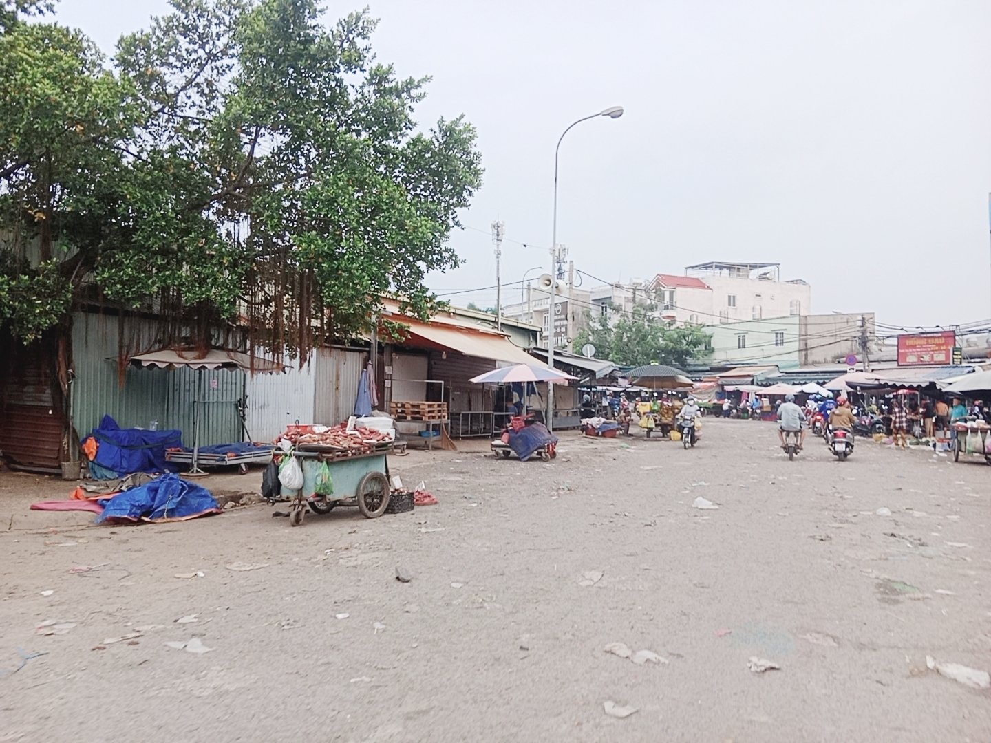 Nhà đẹp, sẵn ở cạnh chợ Đầu Mối Hóc Môn, giá siêu hợp lý