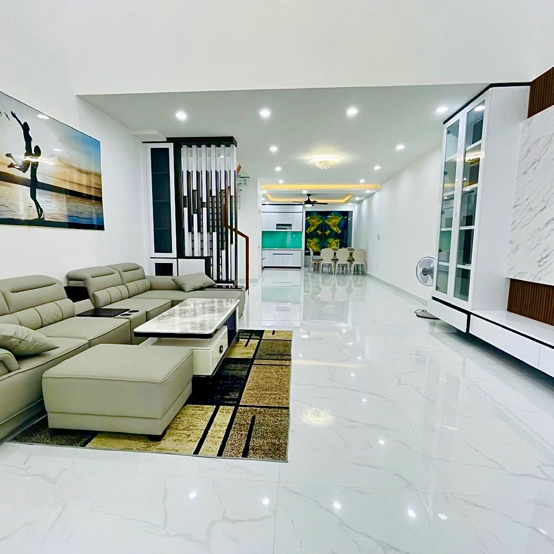 Trung tâm chợ đồ cổ vạn phúc, lô góc , ô tô đỗ cửa, mặt bằng kinh doanh tốt.