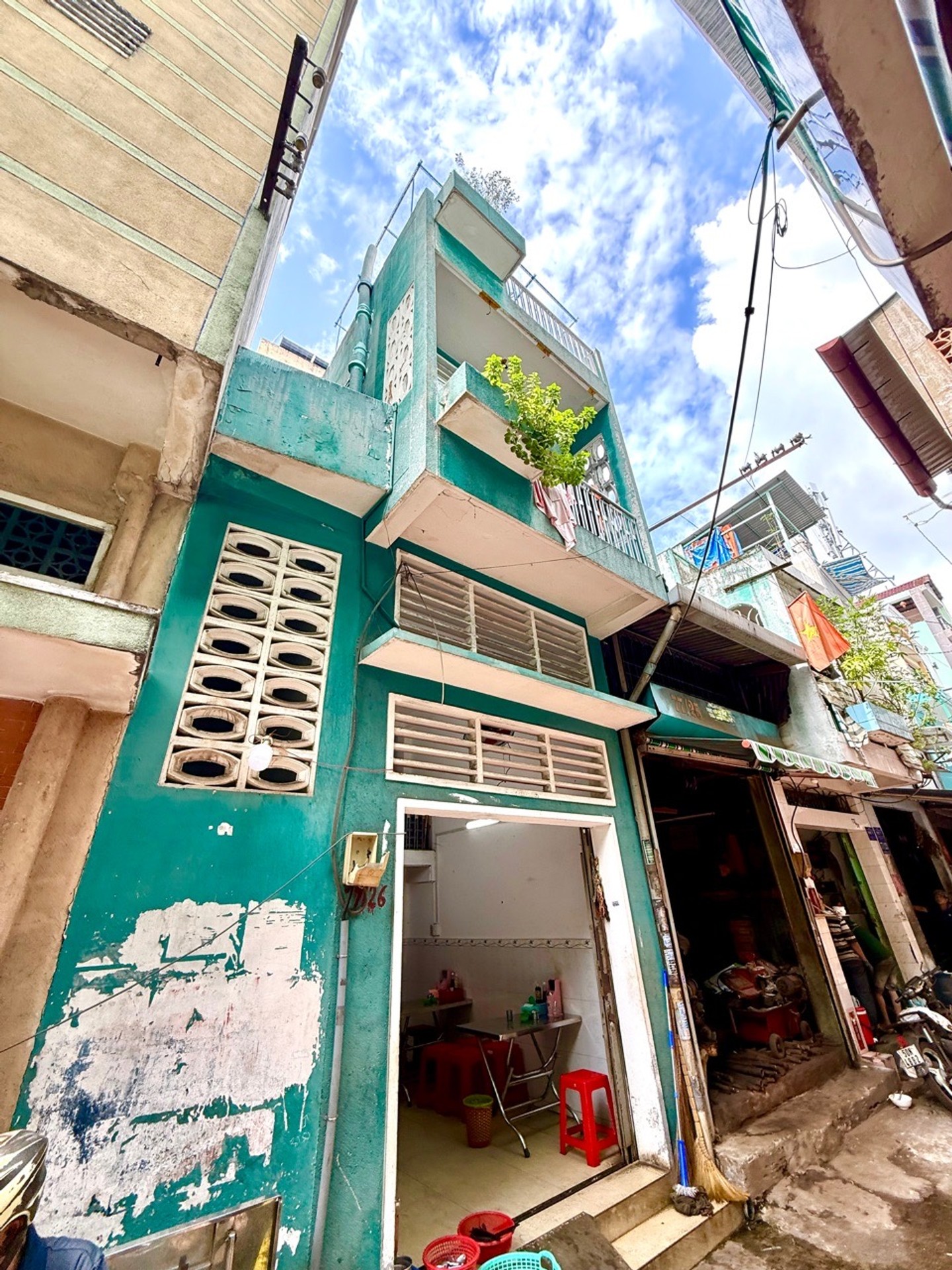 Nhà đẹp 4 tầng quận 5, gần đường lớn, thu nhập ổn định