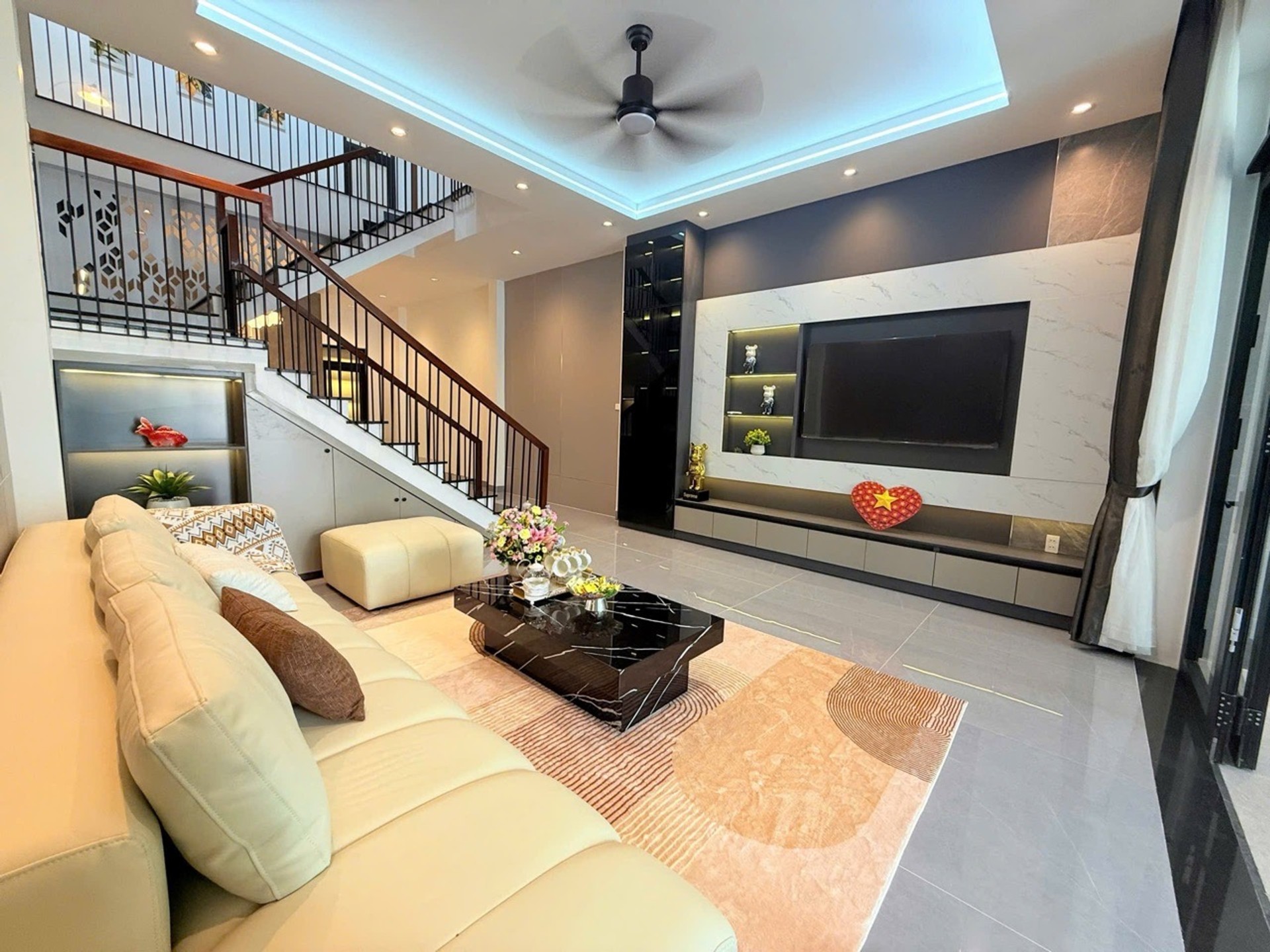Nhà phố 3 tầng sang trọng tại Hòa Xuân, sẵn nội thất xịn