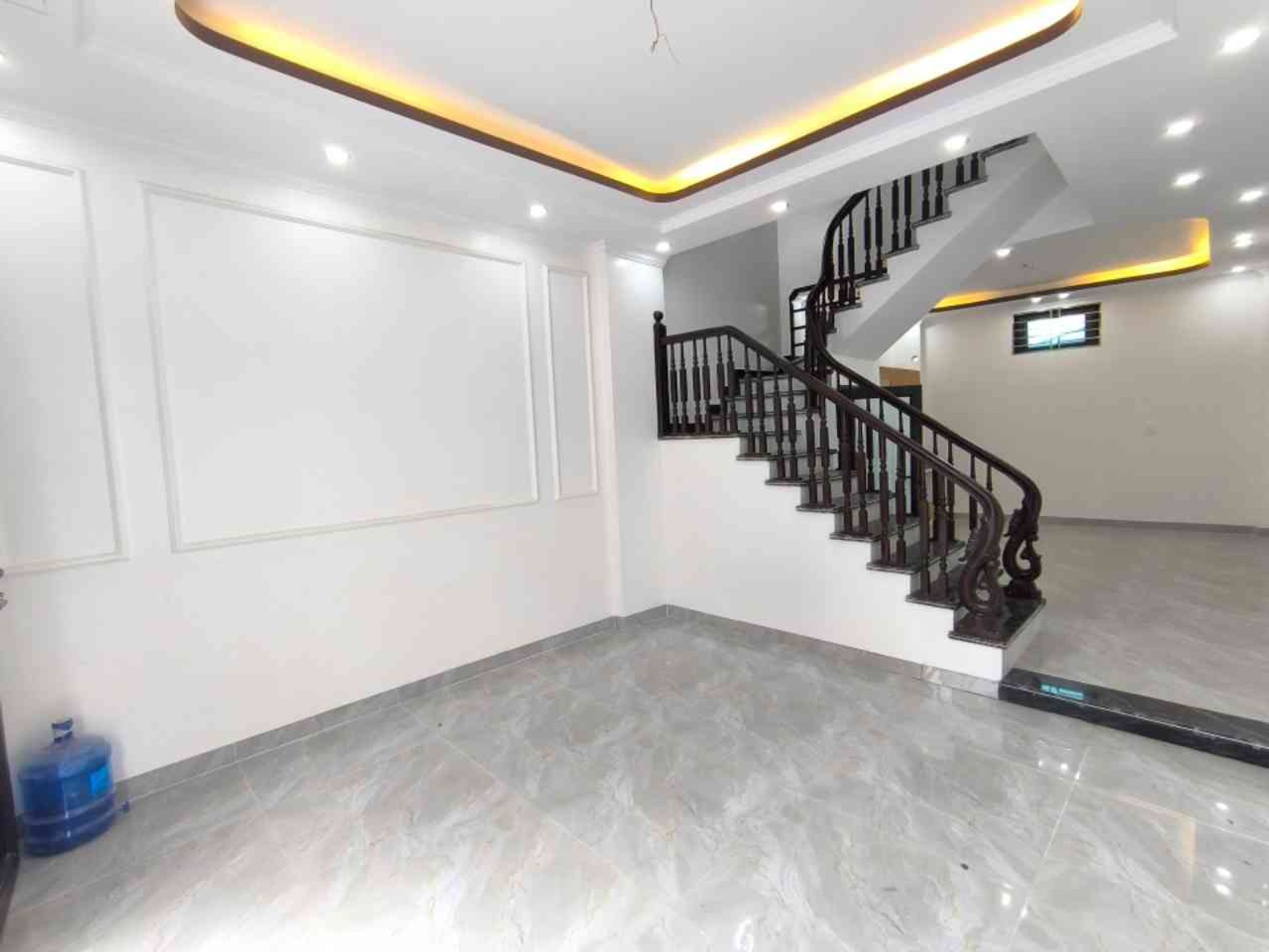 Nhà riêng 3 tầng thiết kế tân cổ điển tại quận trung tâm với diện tích 41m²