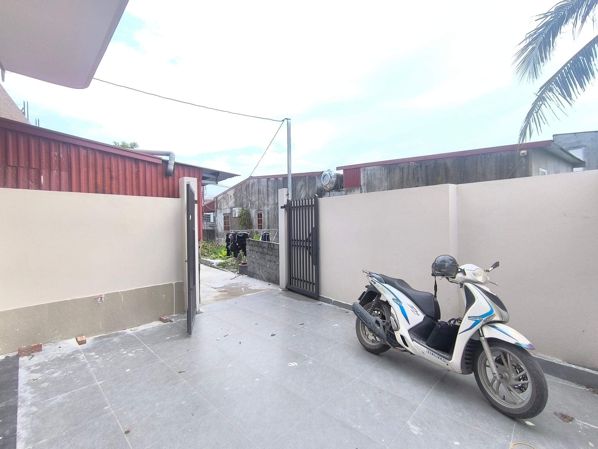 Nhà 3 tầng hiện đại sang trọng, ô tô vào tận sân tại khu vực tiềm năng