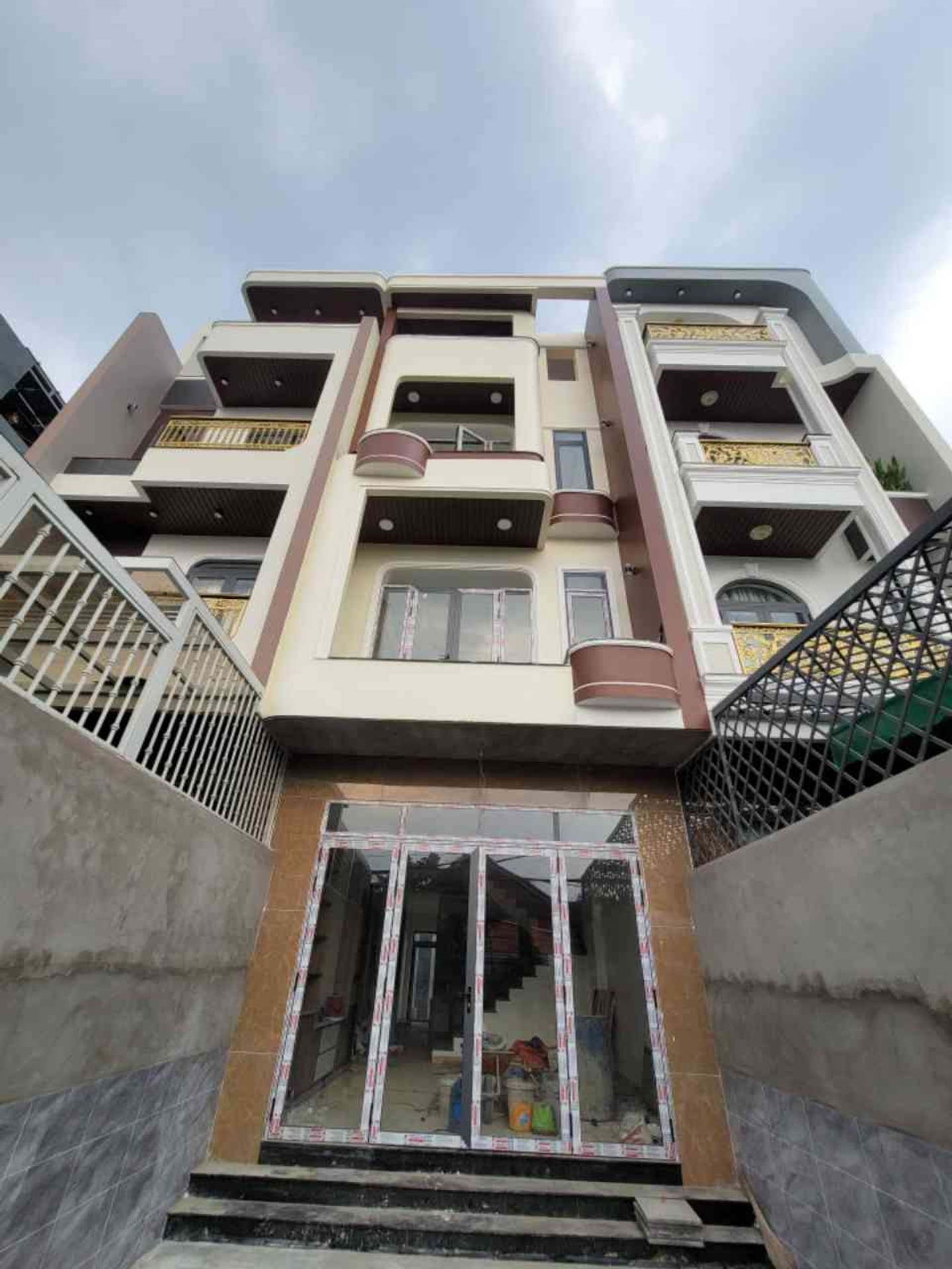 Bán nhà mặt phố 4 tầng rộng 230m2 tại Đông Hòa, giá 8 tỷ