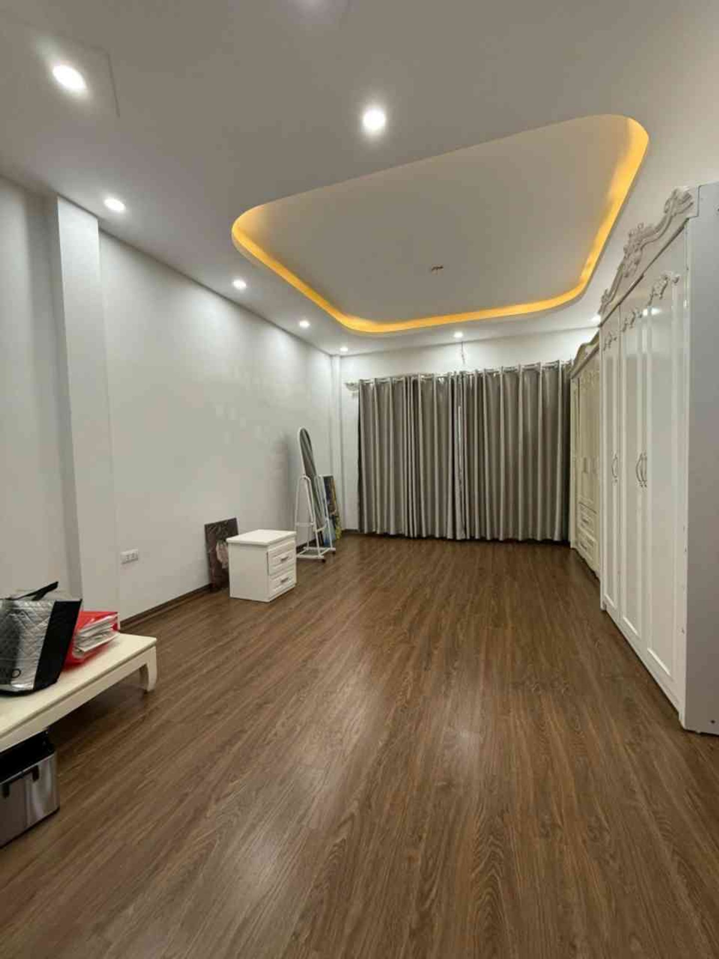 Nhà hiện đại, ô tô nhỏ đỗ cửa - Vừa tiền hiếm có tại Long Biên