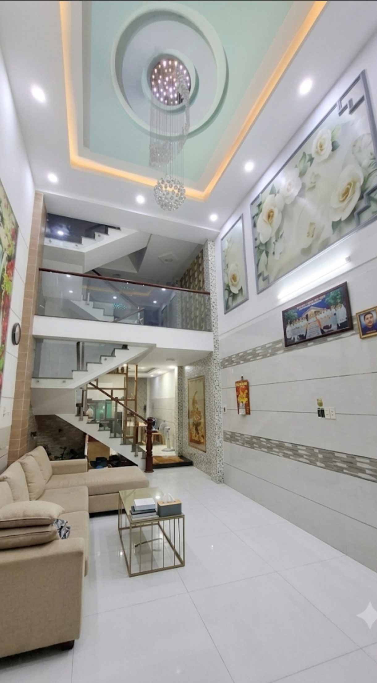 Nhà 4 Tầng Hiện Đại Giữa Trung Tâm Sống Động