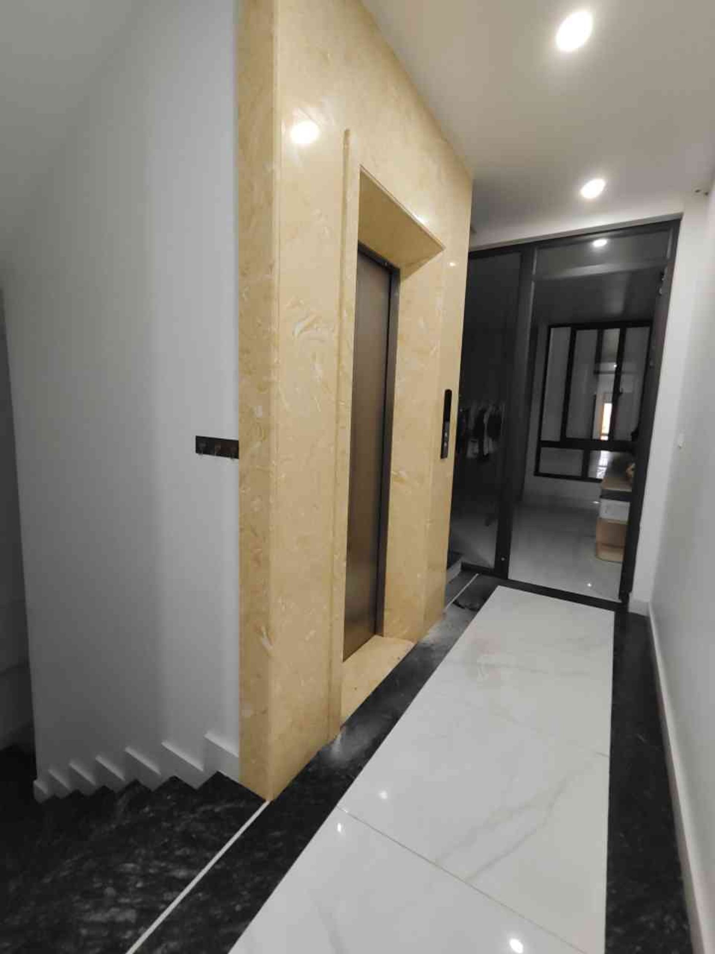 Nhà mặt phố 5 tầng hướng nam khu vực Thế Lữ, mặt tiền rộng 4m