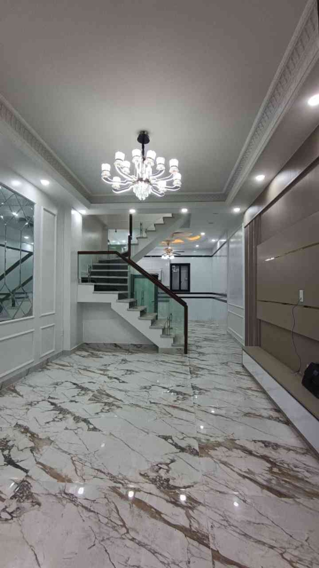 Nhà riêng 3 tầng tại khu Trung tâm thành phố gần Hồ Sen với thiết kế hiện đại và thoáng đãng