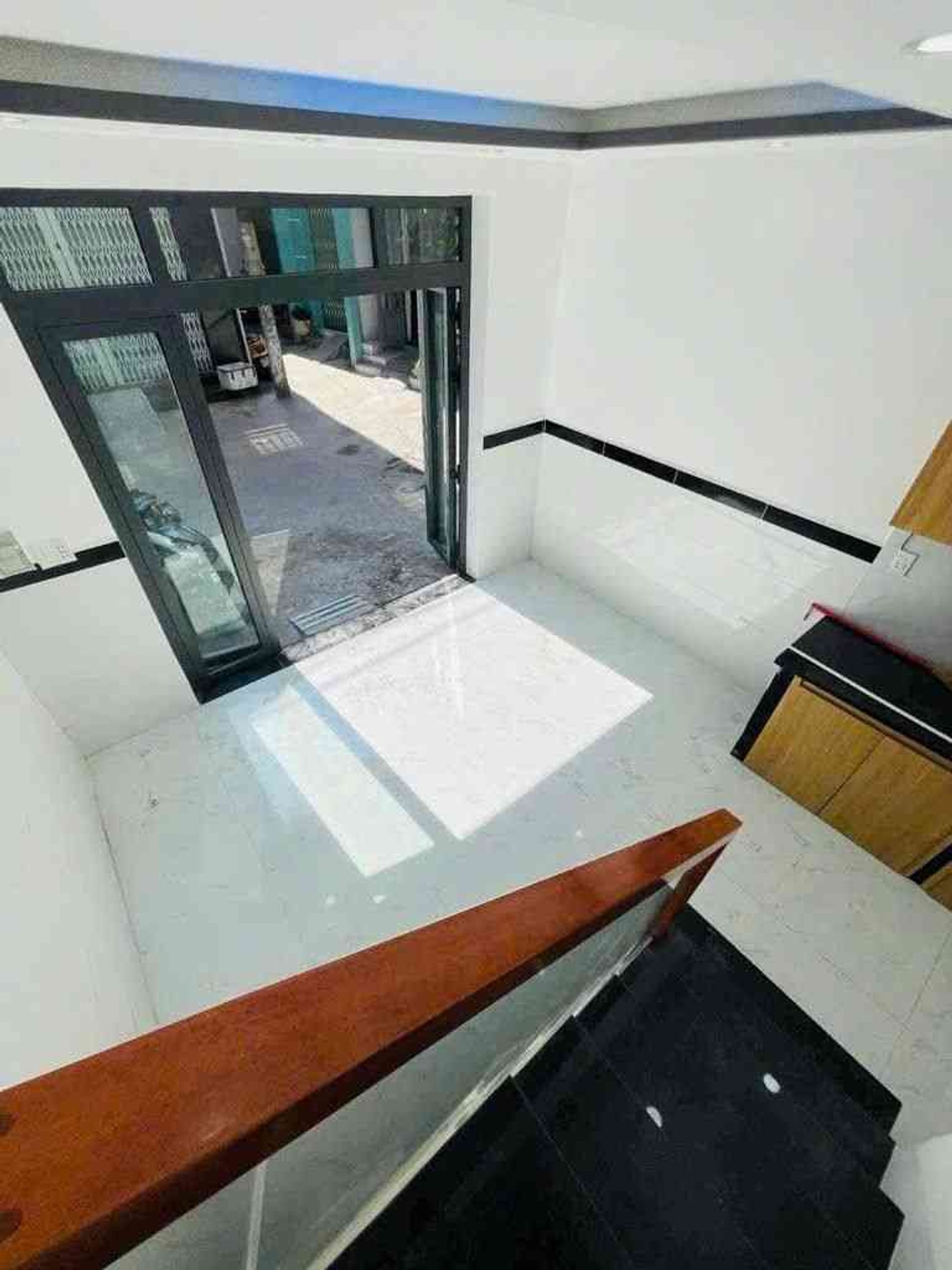 Nhà 2 tầng góc 2 mặt tiền, hẻm ô tô Lạc Long Quân, giá quanh 3 tỷ