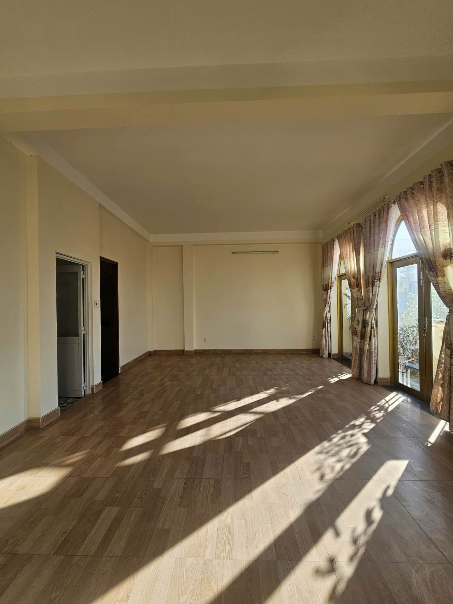 Bán nhà lô góc 2 mặt tiền, 5 tầng, 83m², giá 16 tỷ tại quận trung tâm
