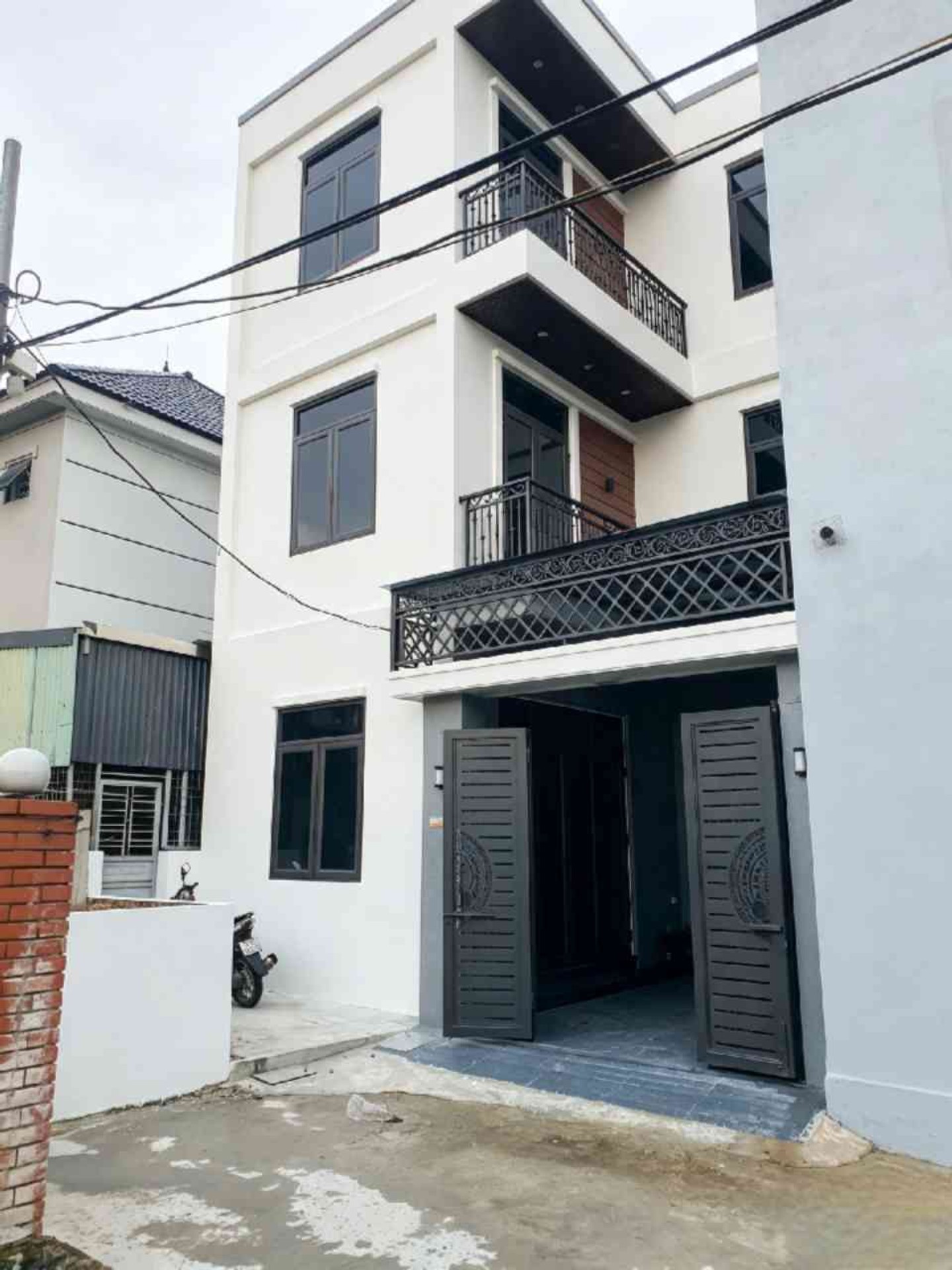 Nhà Riêng 3 Tầng Có Sân Cổng Tại Nhất Trí Đặng Cương