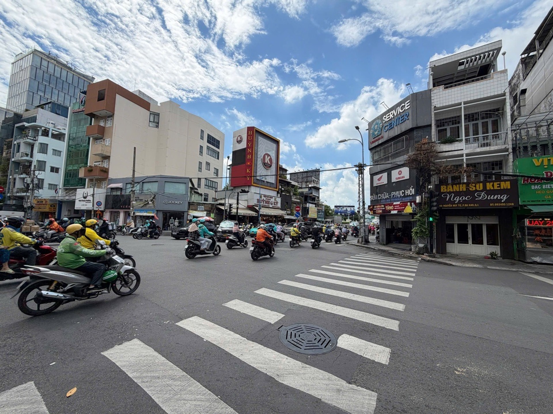 B.án Nh.à kề BV Bình thạnh, gần Cầu Bông - hẻm ô tô vô nhà - DT: 61m2 - tiện xây mới - 1 phút qua Q
