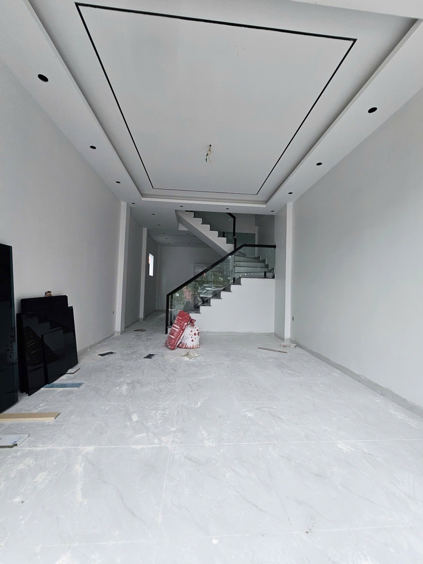 Nhà lô góc 3 tầng hướng Tây Bắc tại khu vực quận Đào Yêu với ô tô đỗ cửa