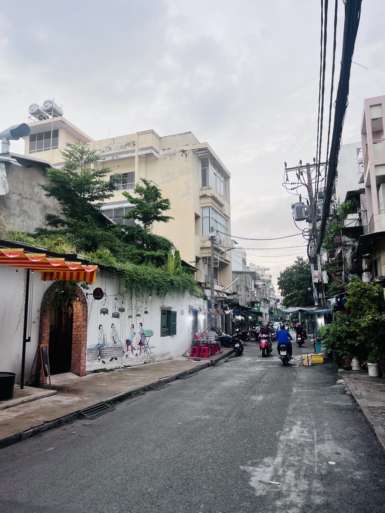 Nhà lô góc 6 tầng siêu tiện lợi tại Quận 11