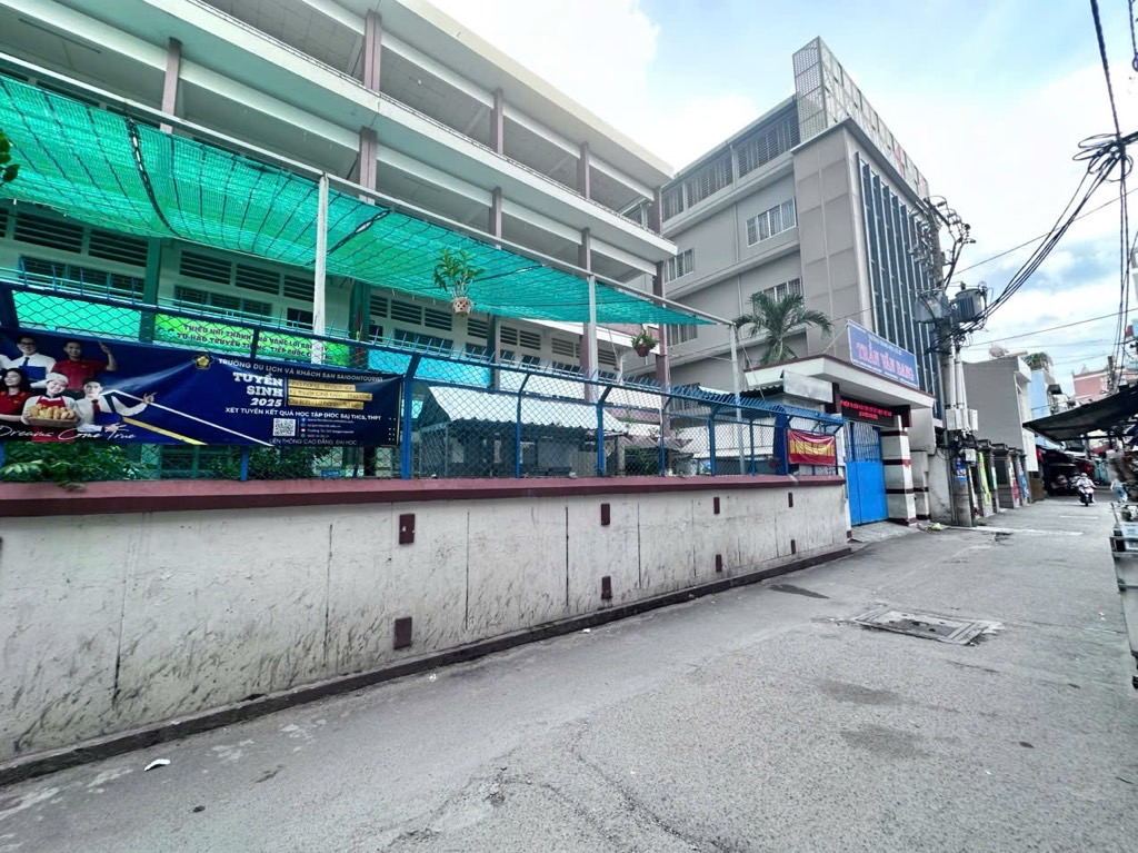 Nhà mặt phố rộng 8.8m, góc 2 mặt tiền tại Tân Bình giá 15 tỷ
