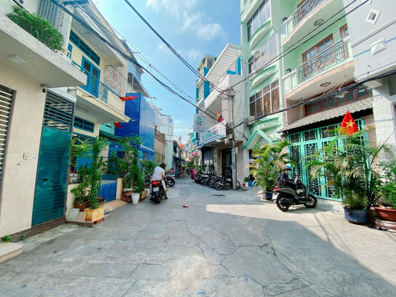 Nhà góc 3 mặt thoáng Quận 10, 4 tầng - ngang 7.2m giá yêu thích ngay Nhà hát Hòa Bình