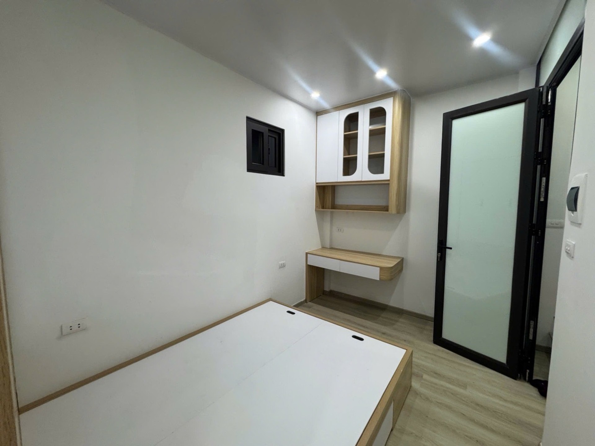 Nhà 4 tầng nhỏ xinh gần hồ Hương Viên - Giá mềm cho phố cũ